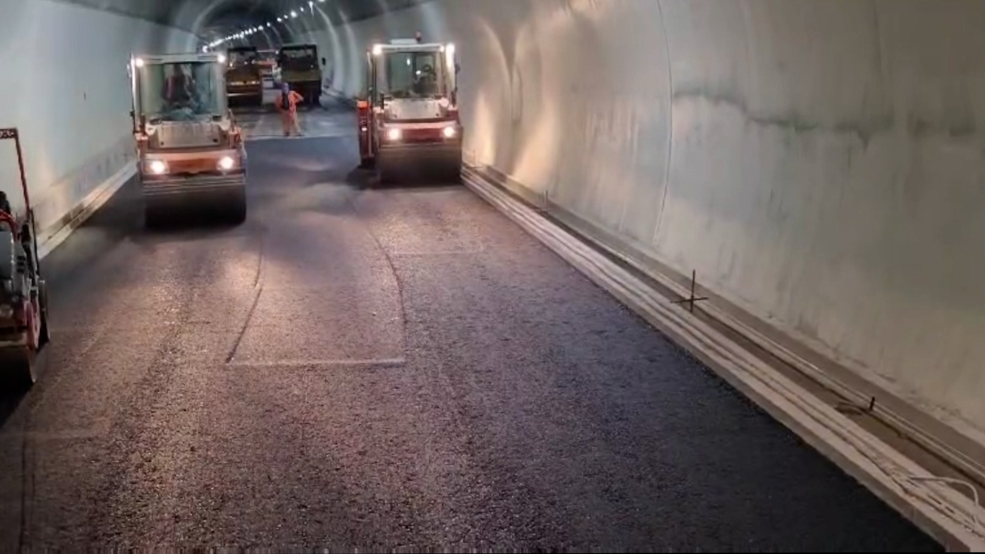 Vreo asfalt već zamirisao u tunelu Munjino brdo: Radovi na autoputu Pakovraće–Požega u punom jeku, sve se testira 24 sata dnevno (VIDEO)
