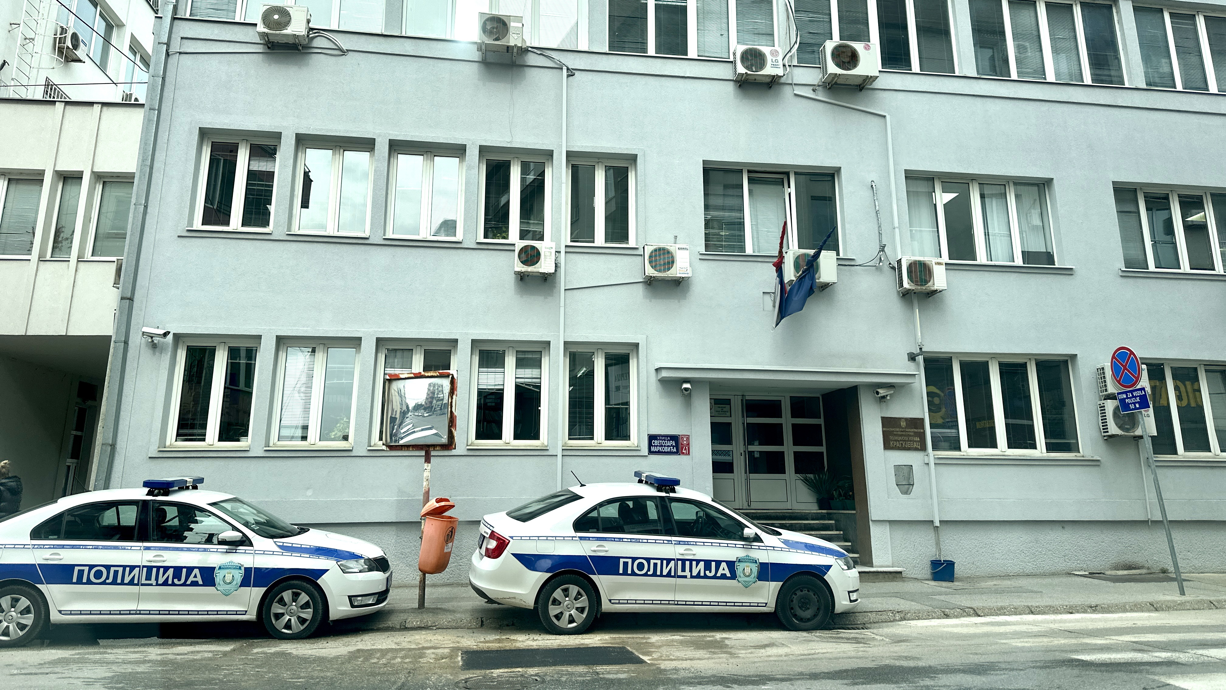 Devojka razbila staklo na naplatnoj kućici i nasrnula na radnika Parking servsa: Policija u Kragujevcu brzo reagovala, podnete prijave protiv dvoje građana