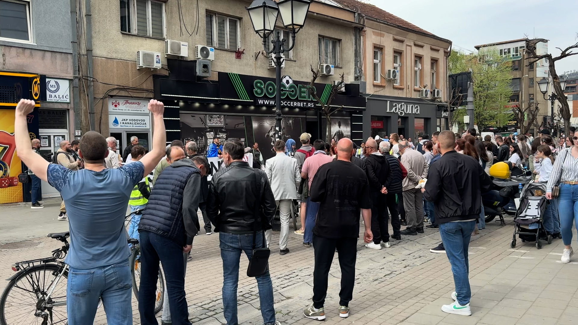 Bolje da nisi živ - jezive pretnje u Novom Pazaru: Na protestu napadnut urednik portala, okupljeni sprečili nasilje