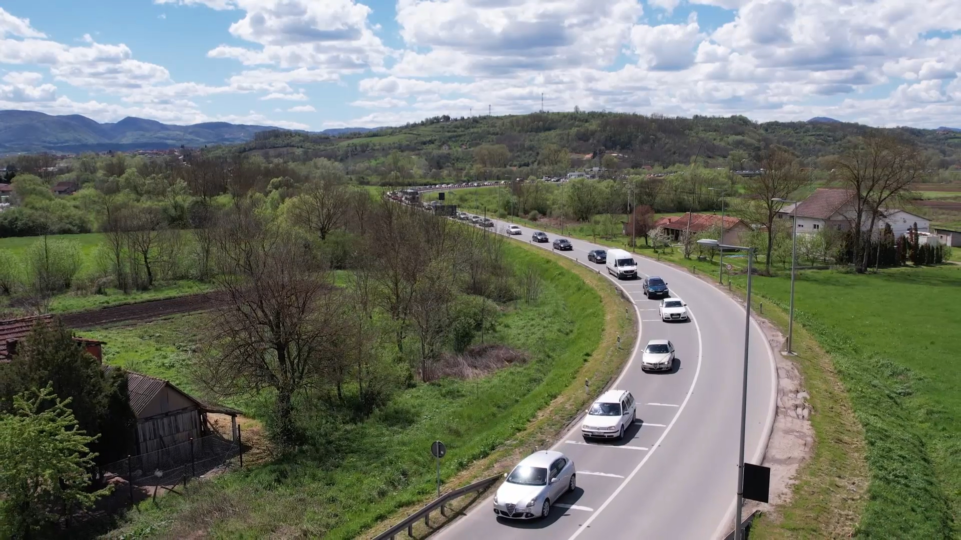 Čekamo u nepreglednoj koloni duže od pola sata: Kolaps u Pakovraću, ogromne saobraćajne gužve (FOTO)(VIDEO) 