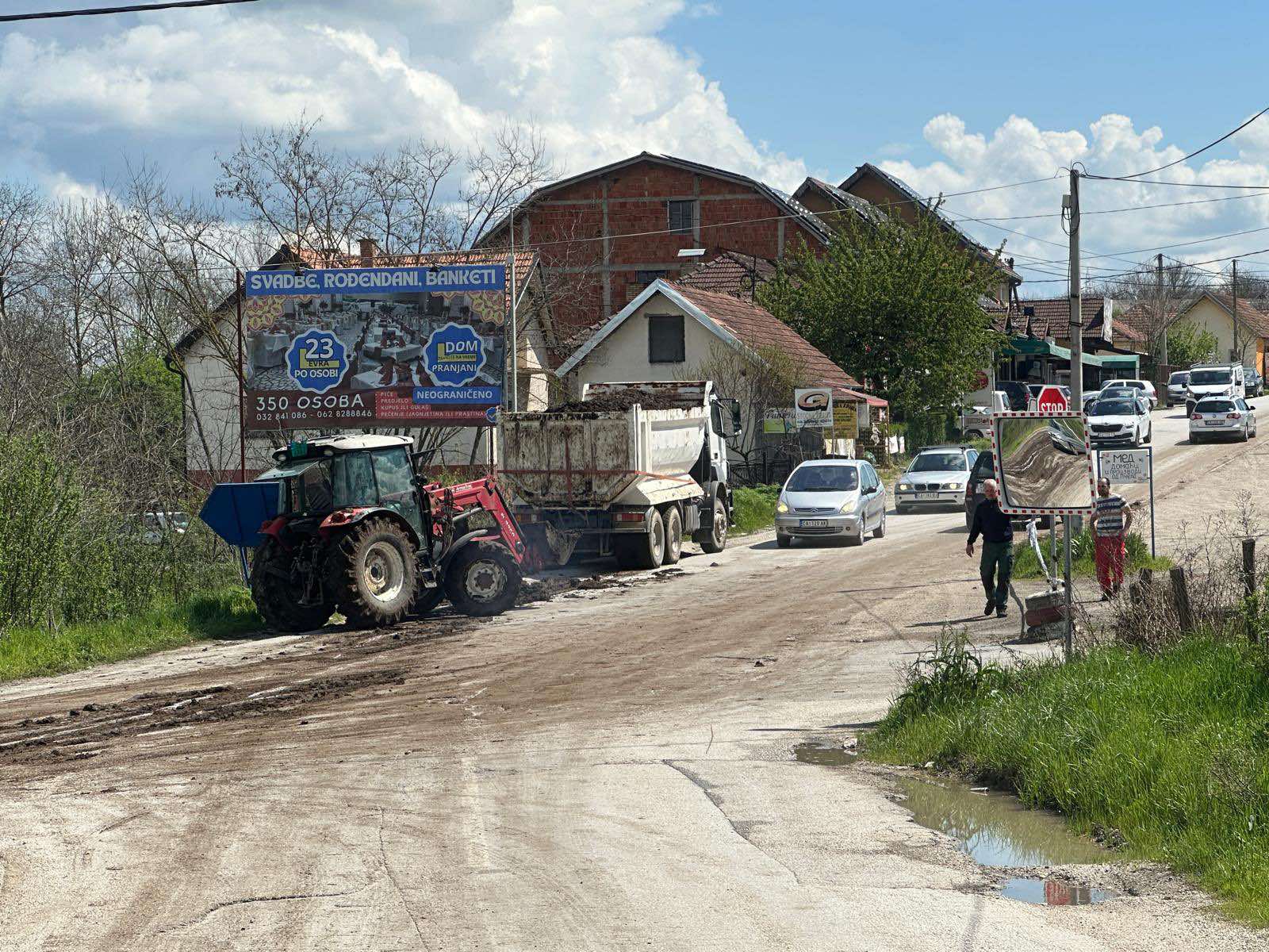 Djubre iz kamiona se prosulo na put / foto: RINA