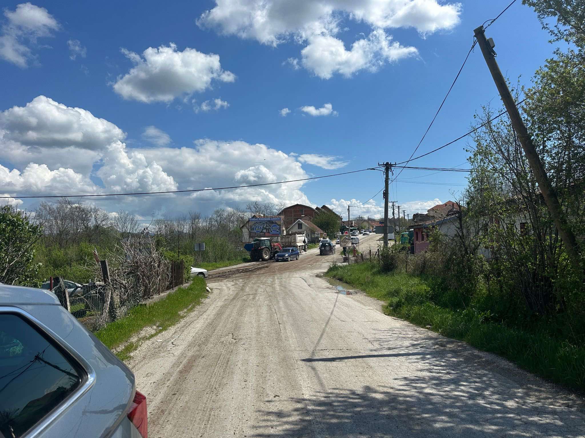Smrdi čitavo naselje, djubre iz kamionske prikolice prosulo se na put: Saobraćajni incedent u čačanskom naselju Trbušani (FOTO)