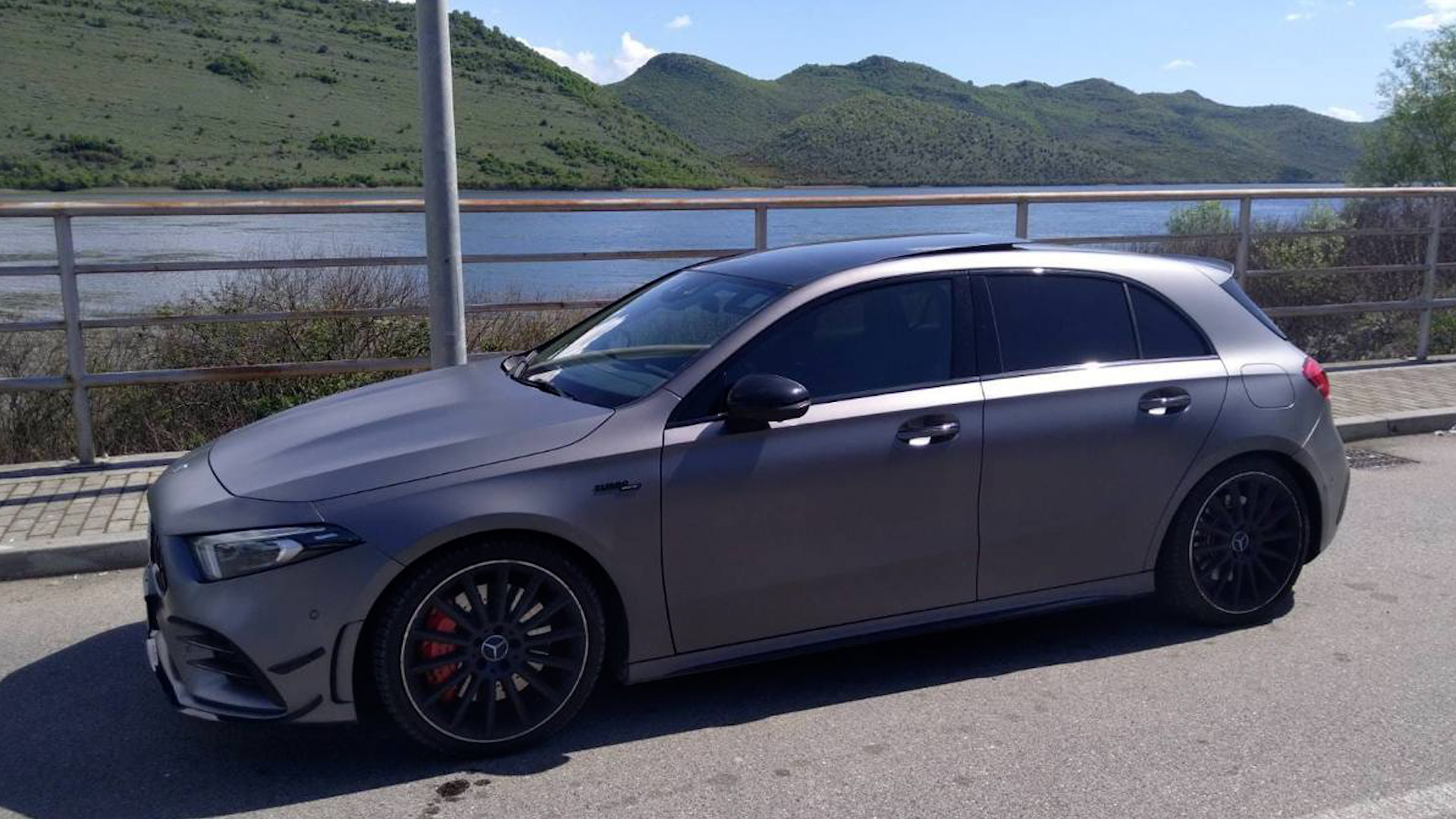 Na granici oduzet luksuzni "mercedes" koji traži Interpol: Vozilo vredno desetine hiljada evra zaplenjeno na ulazu u Crnu Goru (FOTO)