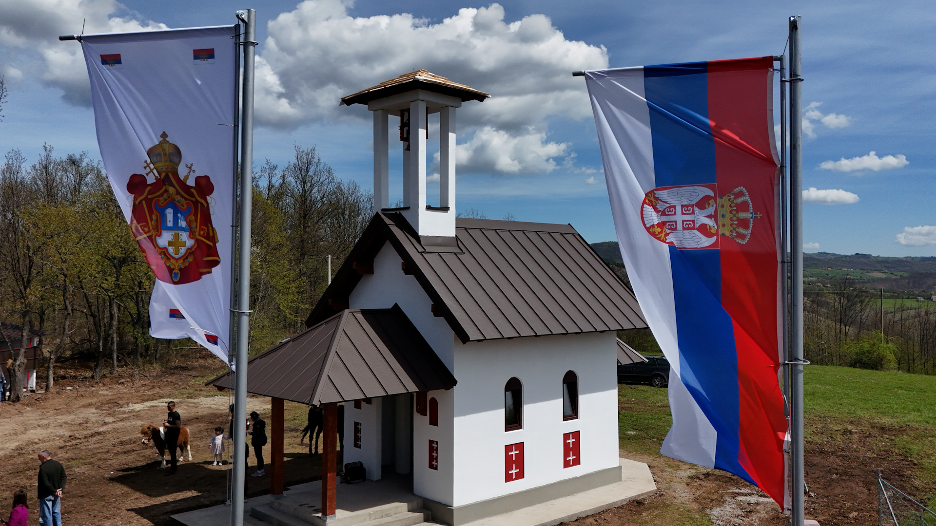 Ovo je slika koja će vam ulepšati dan: Đurđina (3) razbila nojevo jaje i pobedila na Vaskrs ispred hrama koji će trajati vekovima/ Foto: RINA