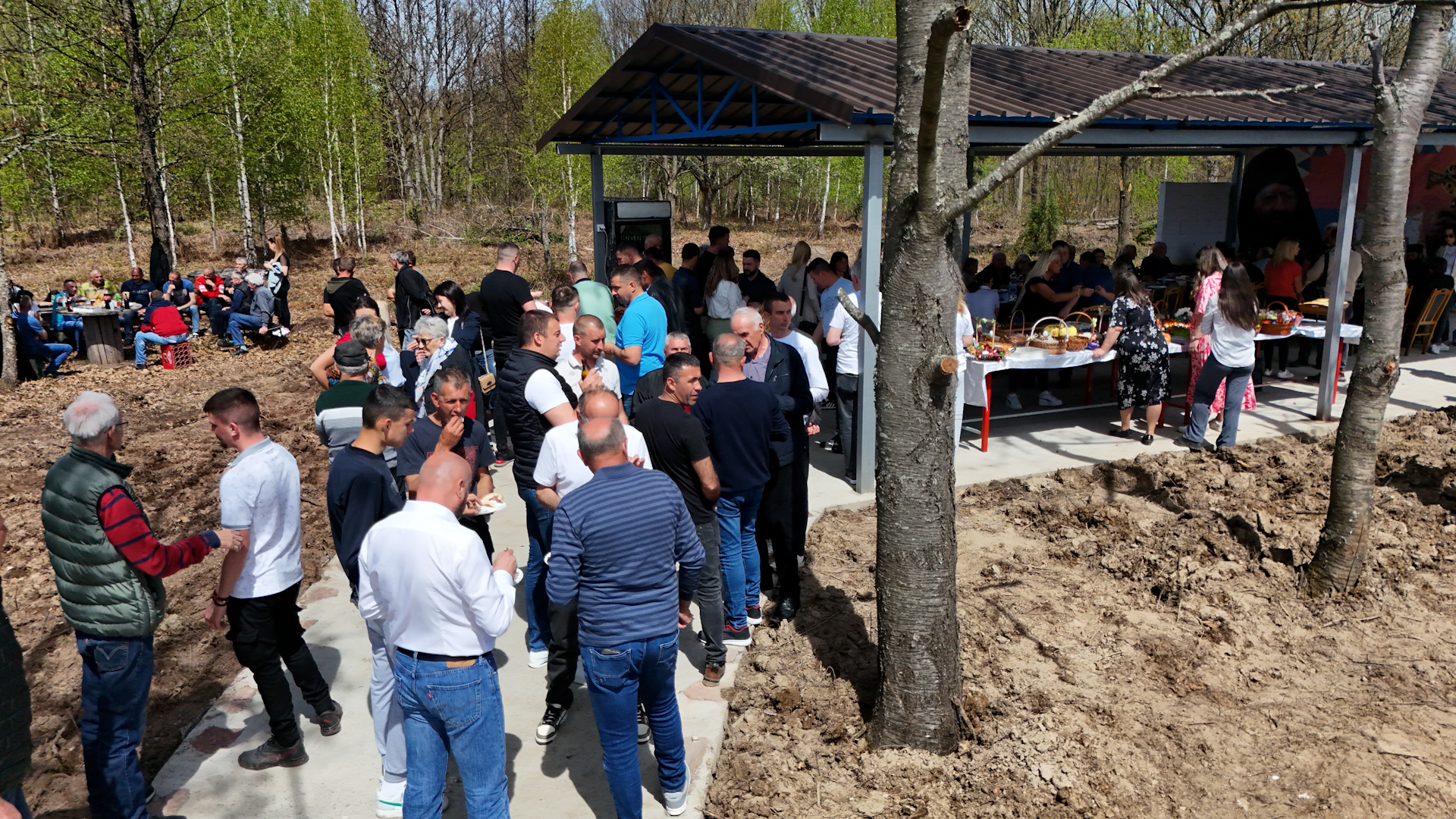 Ovo je slika koja će vam ulepšati dan: Đurđina (3) razbila nojevo jaje i pobedila na Vaskrs ispred hrama koji će trajati vekovima/ Foto: RINA