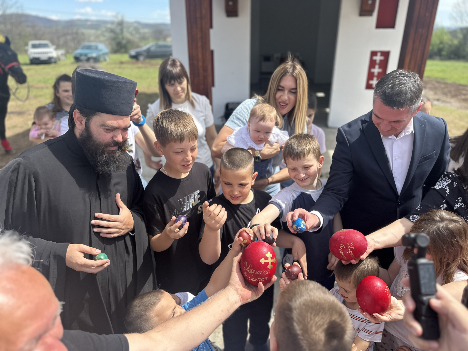 Ovo je slika koja će vam ulepšati dan: Đurđina (3) razbila nojevo jaje i pobedila na Vaskrs ispred hrama koji će trajati vekovima/ Foto: RINA