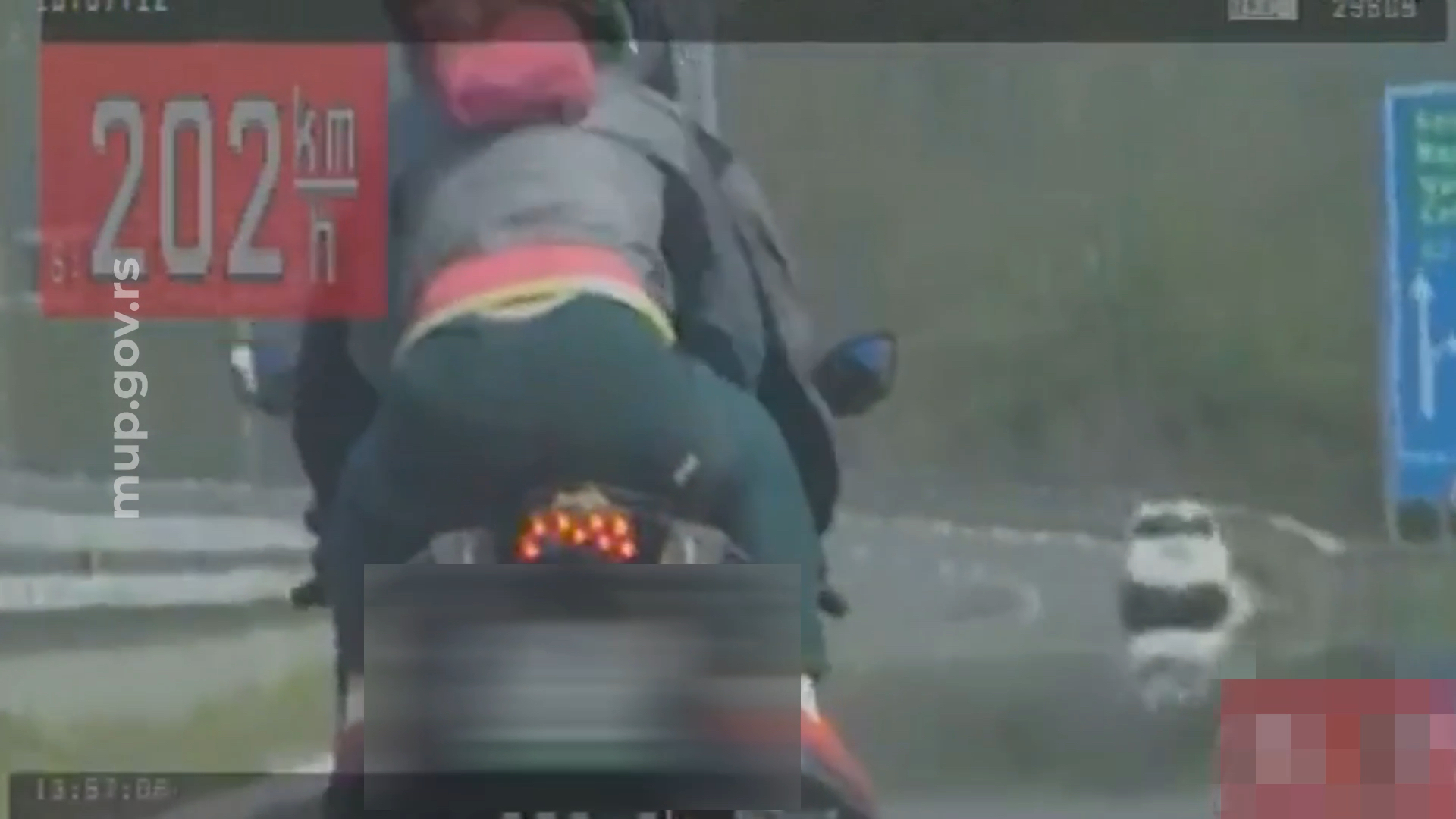 Motociklista kavasakijem jurio 202 km/h sa suprugom, isključen iz saobraćaja (VIDEO)