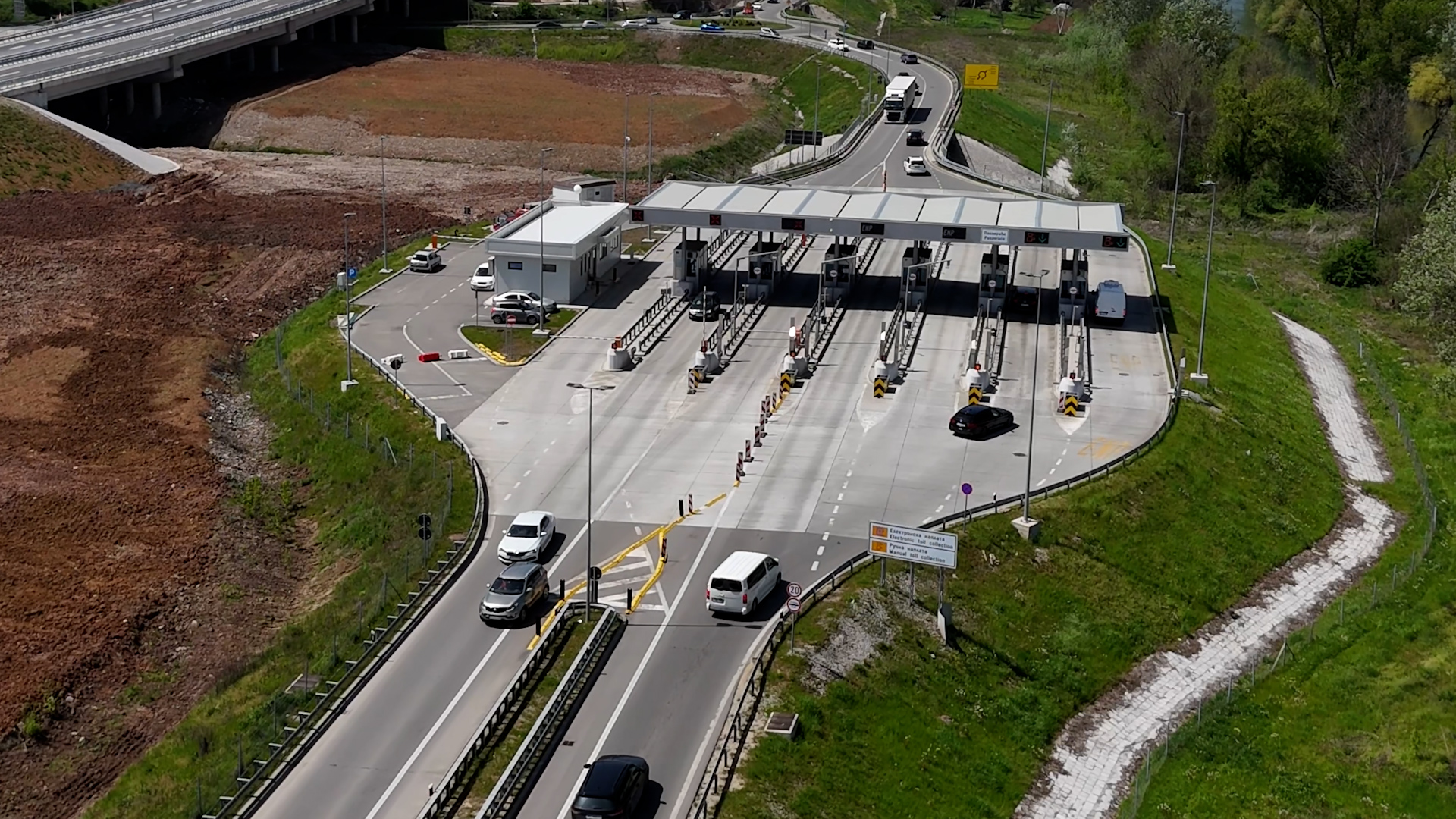 Kolaps najavljen, ali za sada je sve čisto: Ovako izgleda najkritičnija tačka na auto-putu Miloš Veliki, u Pakovraću trenutno bez većih gužvi (VIDEO)