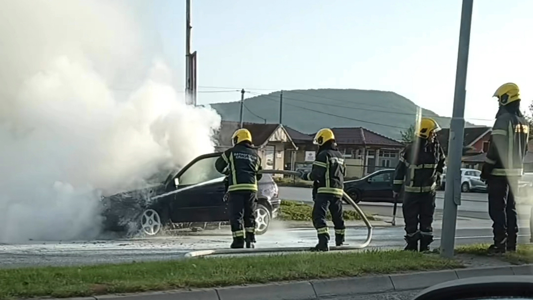 Dim na sve strane, vatrogasci-spasioci na terenu: Zapalio se automobil na bulevaru u Kraljevu (VIDEO) 