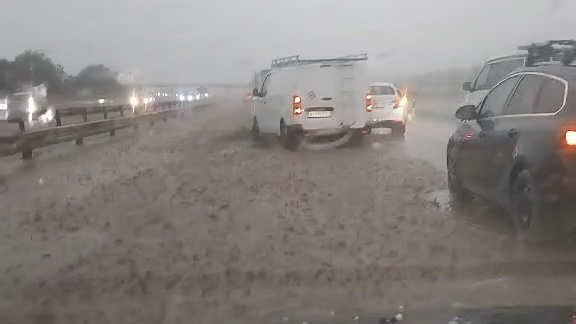 Kolaps na auto-putu zbog poplave: Kod Smedereva se voda i blato izlili na kolovoz, vozači u problemu (FOTO)(VIDEO) 