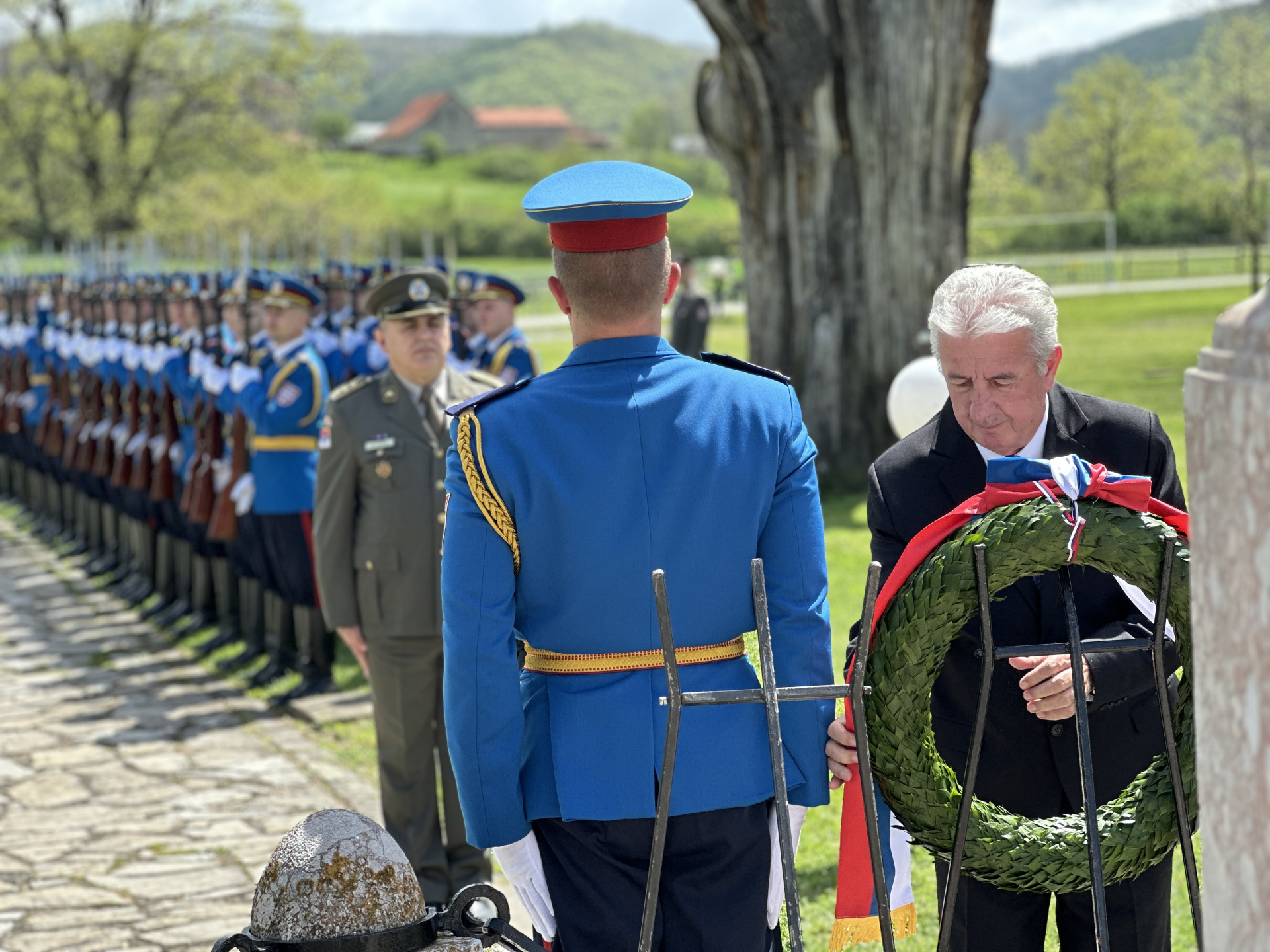 Od predaka učimo lekciju da se sloboda ne dobija, već osvaja: Ovo je mesto na kom je pre tačno 210 godina Miloš Obrenović podigao ustanički barjak i poveo Srbe u borbu za slobodu, opština Gornji Milanovac proslavila svoj dan (FOTO)