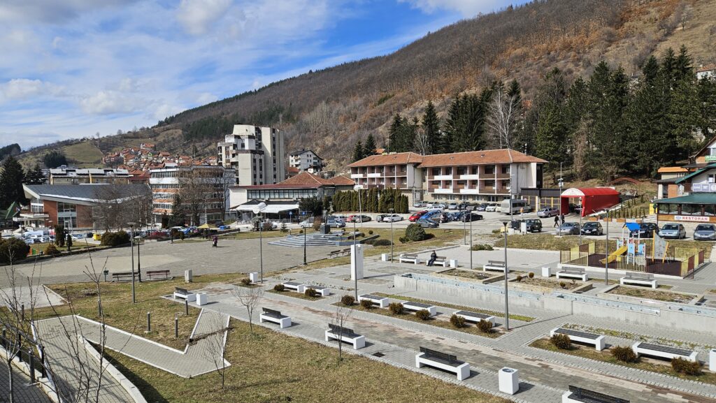 Vandalima ništa nije sveto: Na veliki praznik pijani i drogirani izvršili napad na prostorije Srpske napredne stranke u Novoj Varoši 