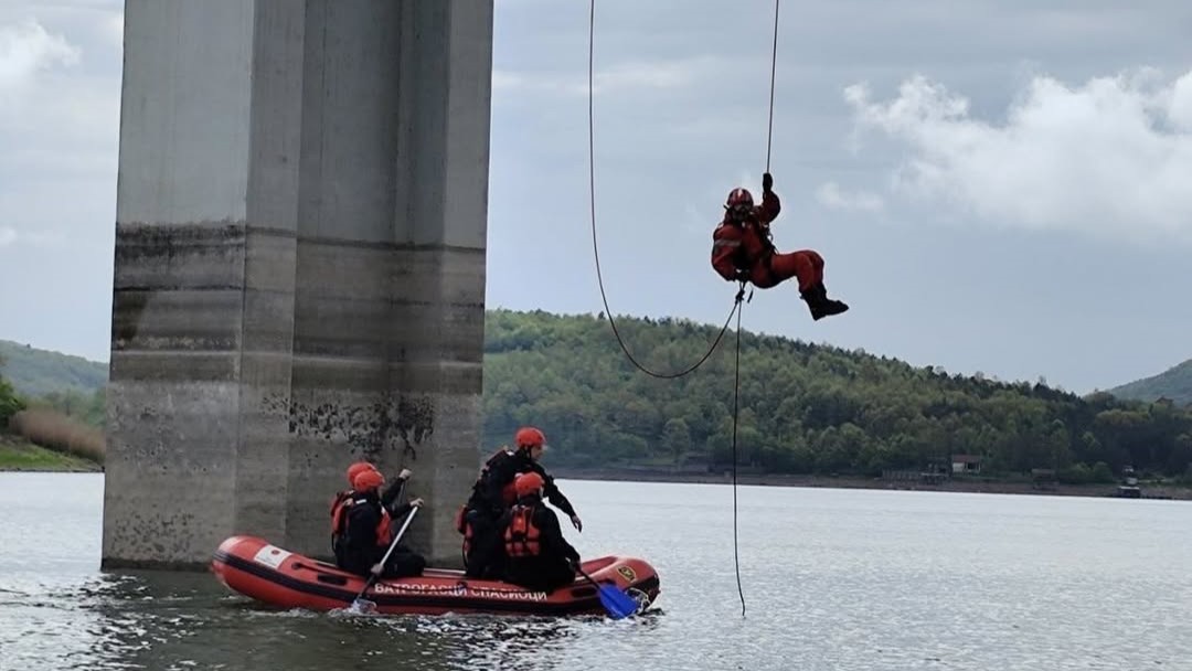 Heroji iz senke u akciji: Vatrogasci u Kragujevcu izveli spektakularno spasavanje sa mosta i iz vode (FOTO)