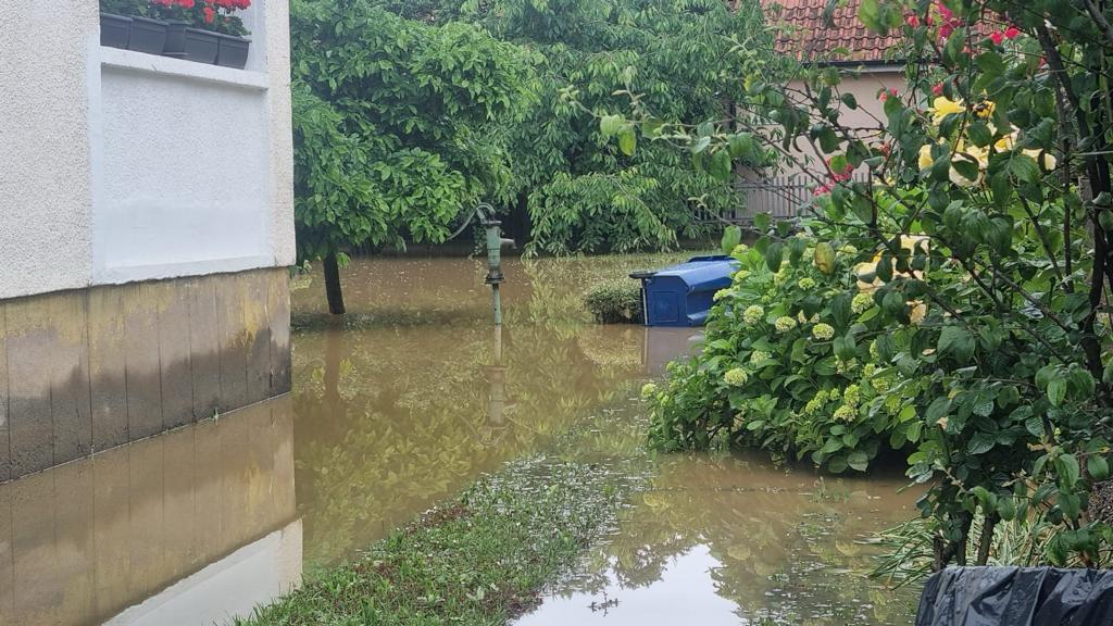 Nevreme pogodilo Dragačevo: Voda se izlila na lokalne puteve, saobraćaj usporen (VIDEO)