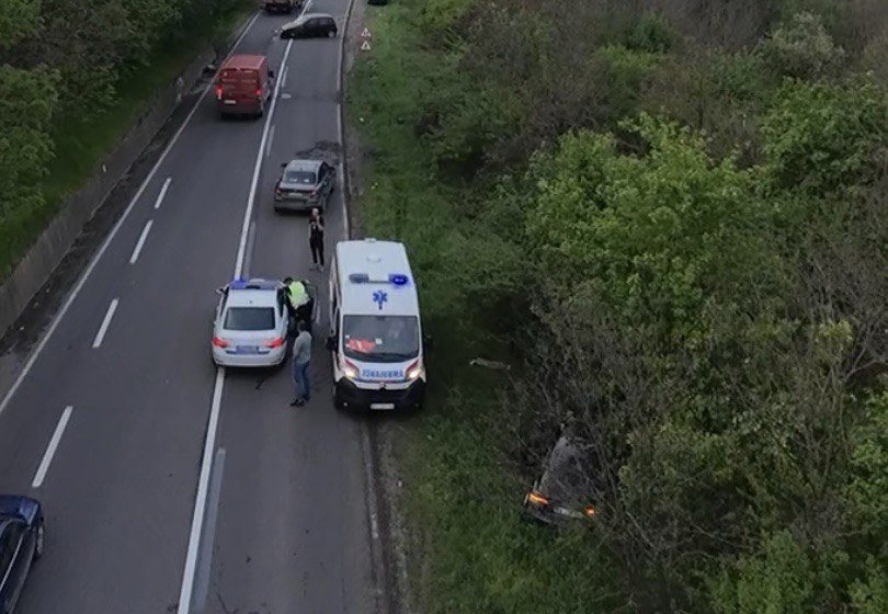 Dve osobe povređene, automobili “razbacani” po putu: Žestok sudar nekoliko vozila u blizini Knića (VIDEO)