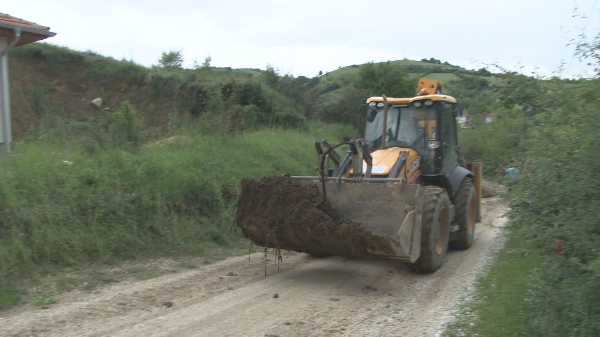 Jako nevreme oštetilo lokalne puteve, reka Bjelica pod kontrolom: Na teritoriji opštine Lučani u kratkom periodu pala ogromna količina kiše (VIDEO)