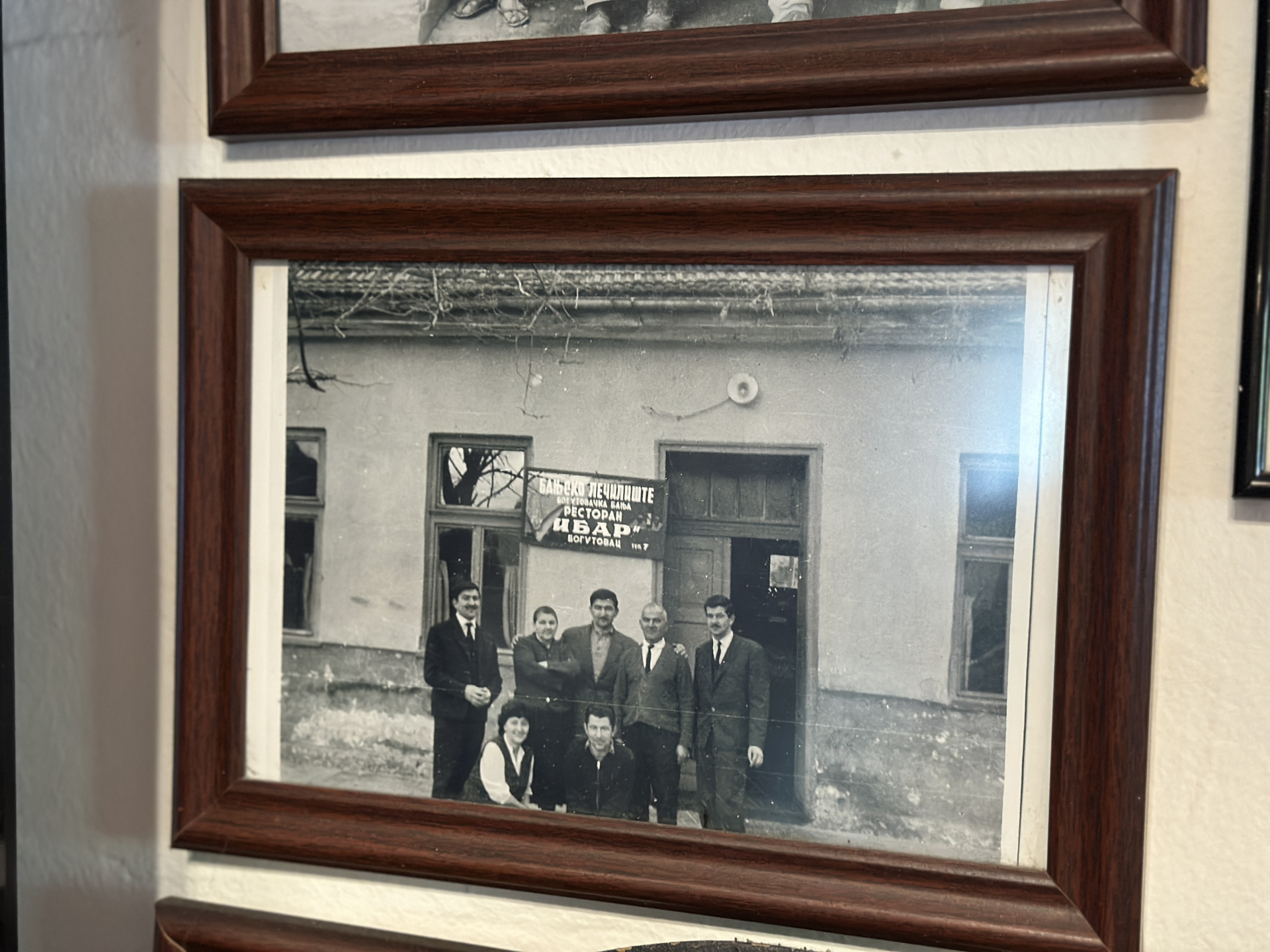 Jelovnik nakon dva veka skoro nepromenjen, u njoj radi deveta generacija Matovića: Kafana Kod Mira najstarija u Srbiji - čuveni svetski portal proglasio je najboljom (FOTO)