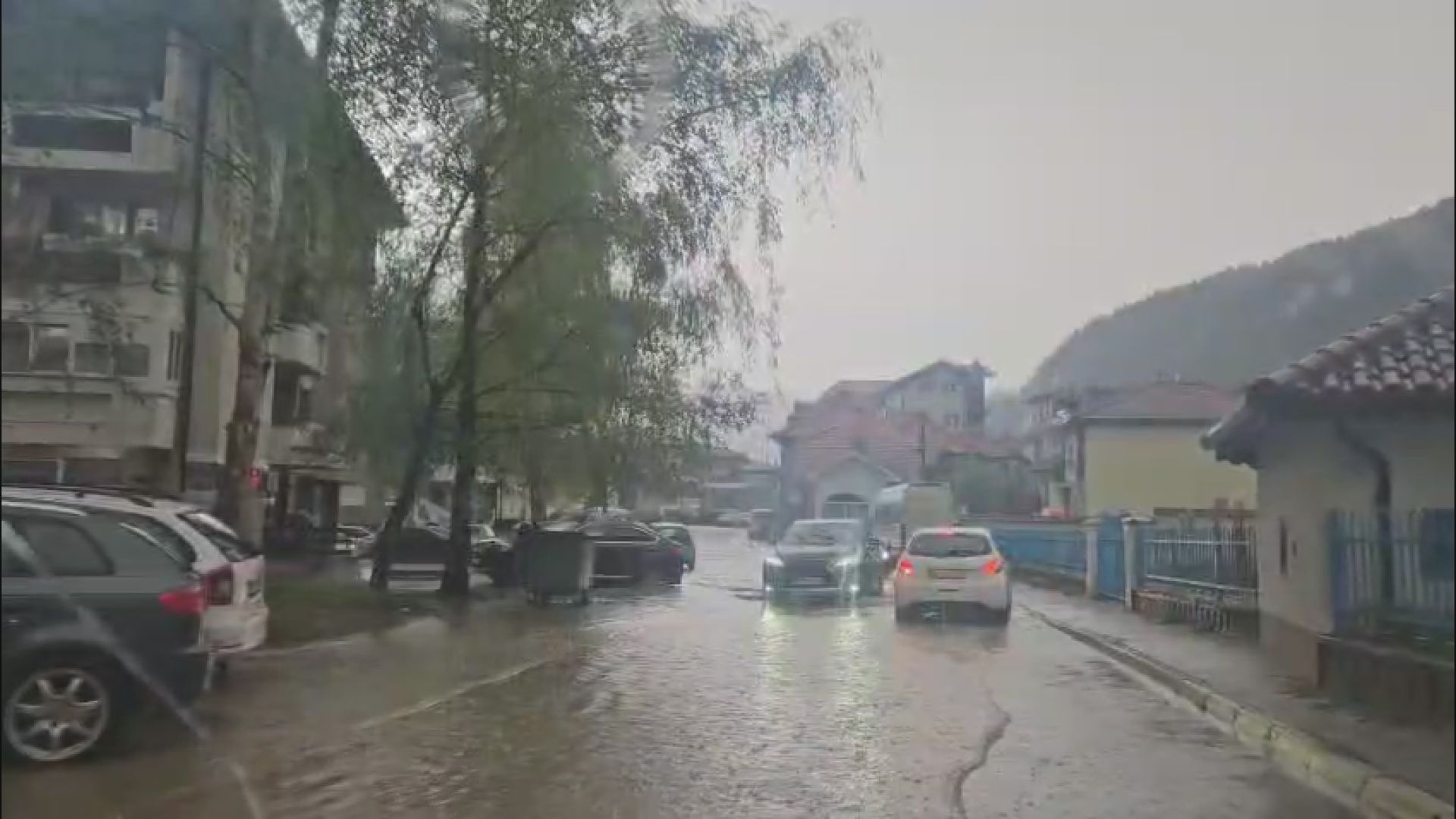 Jako nevreme pogodilo Prijepolje: Voda se zbog ogromne količine kiše u kratkom roku izlila na ulice, saobraćaj otežan