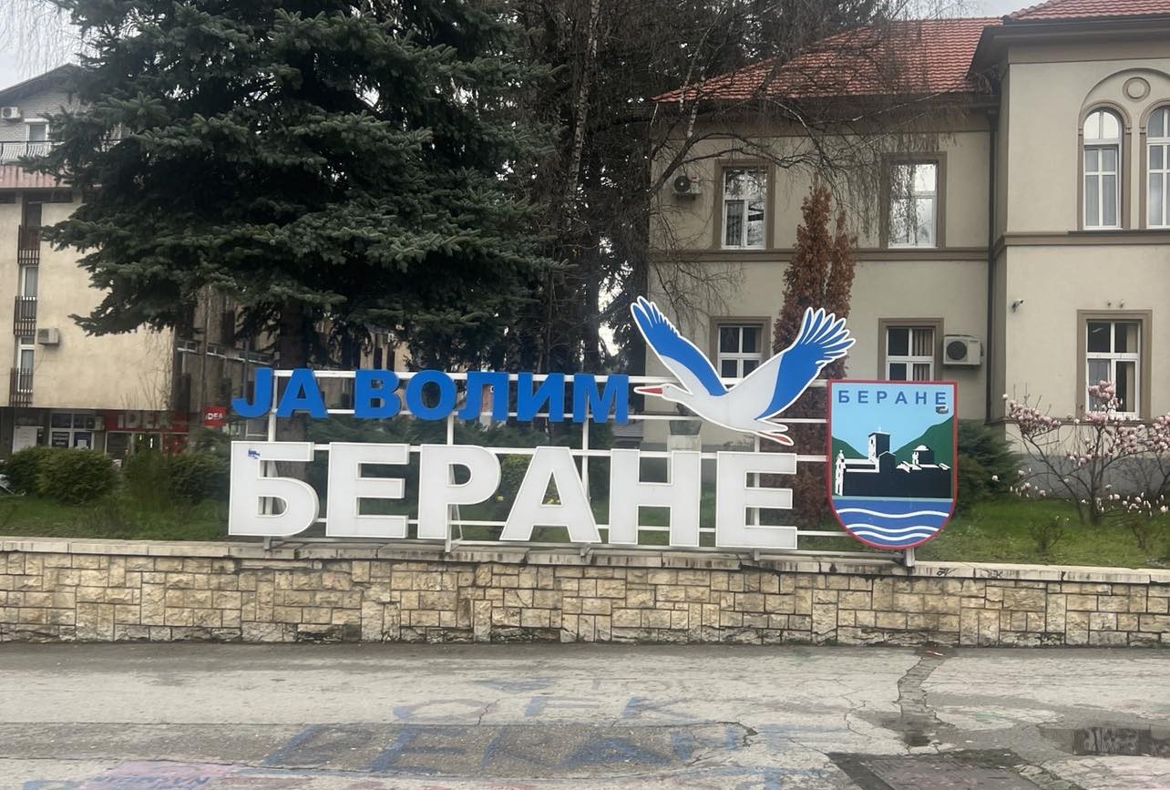 Rumuni "opustošili" bankomat u Beranama: Pomoću posebne kartice uzeli 4.500 eura i pobegli sa lica mesta, za njima policija traga