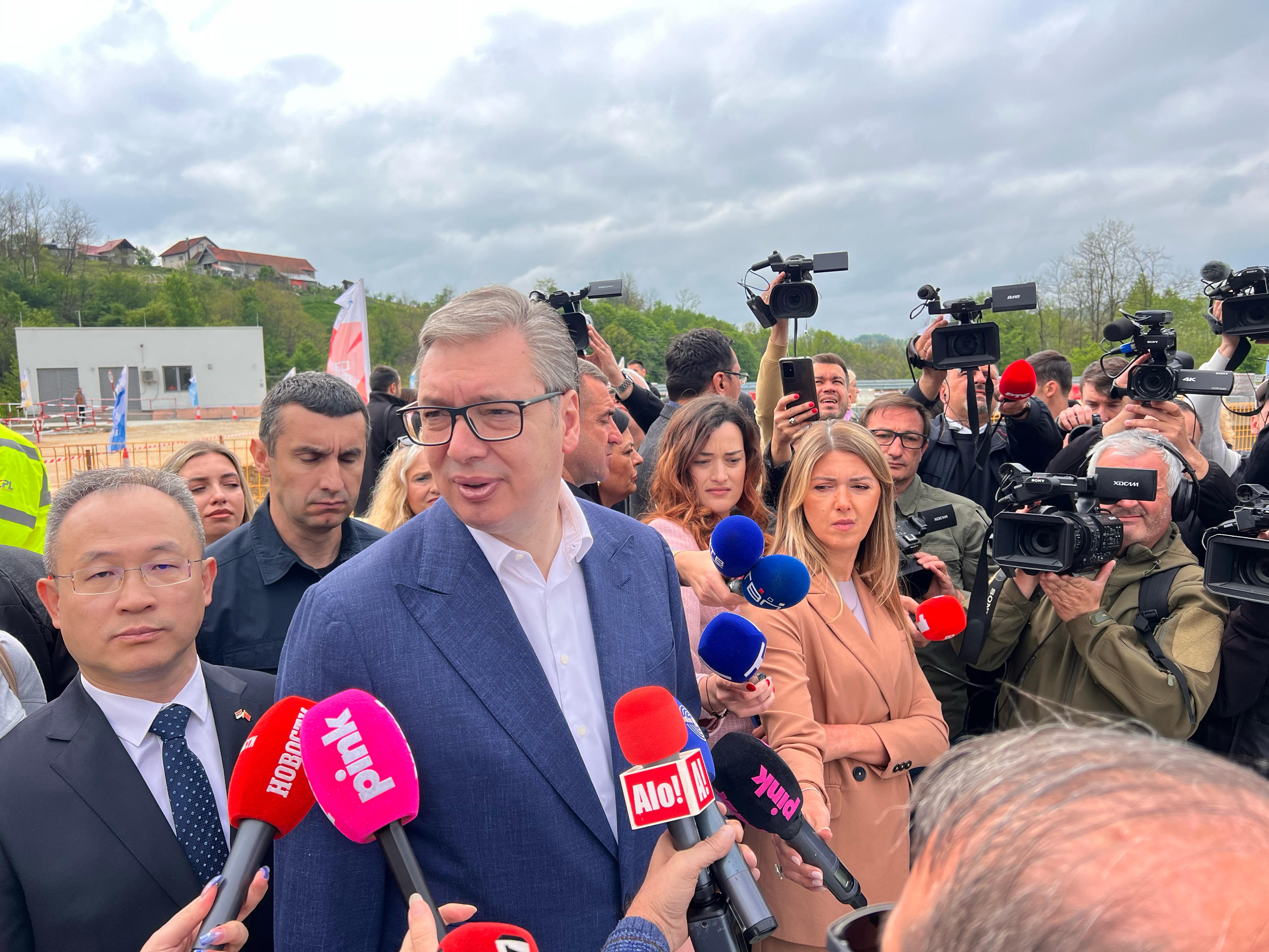 Ovo je ogromna stvar, ovo će da spoji zapad Srbije sa Beogradom: Predsednik Vučić obilazi radove na izgradnji auto-puta od Preljine do Požege (FOTO)