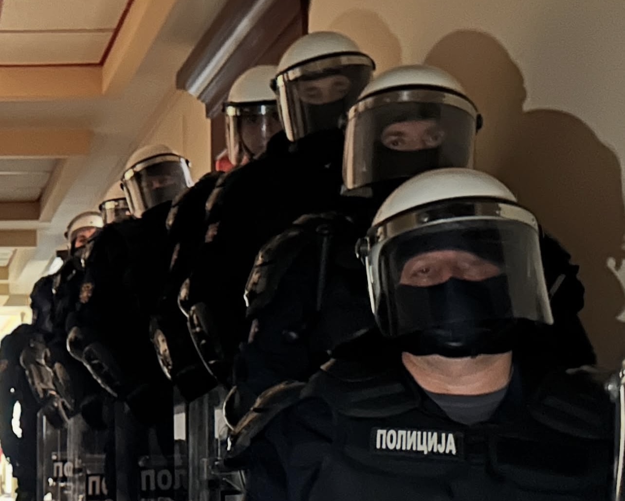 Haos u Novom Sadu: Okupljeni blokaderi se sukobili sa policijom, oglasio se i Dačić - napali su naše pripadnike i pokazali užasno nasilje 