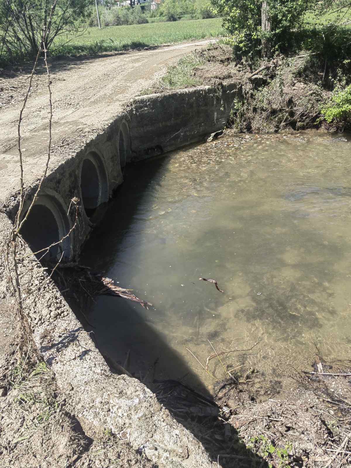 Nevreme odnelo most, teška mehanizacija ga vratila – sela u Dragačevu ponovo povezana (FOTO)