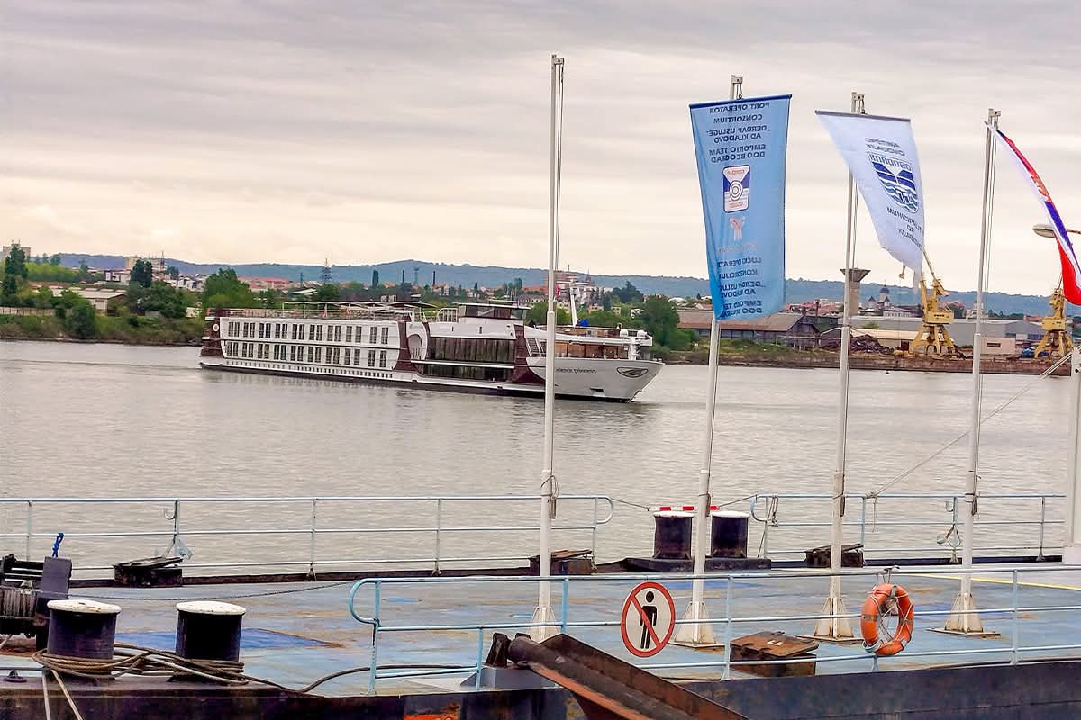 Prvi luksuzni kruzer za ovu godinu uplovio u Kladovo / foto: Opština Kladovo