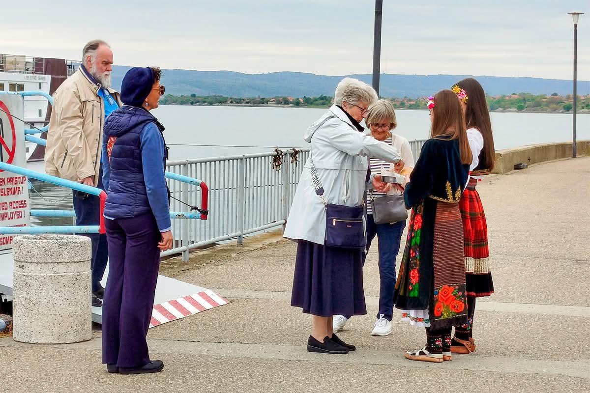 Prvi luksuzni kruzer za ovu godinu uplovio u Kladovo / foto: Opština Kladovo