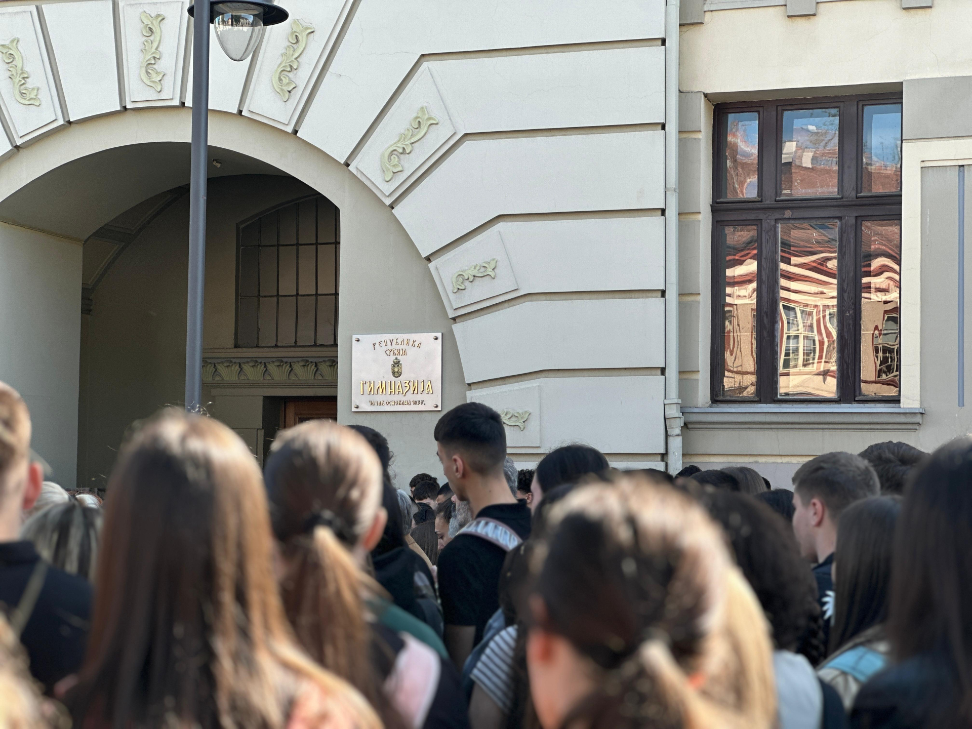 Tuga u Čačku, preminuo omiljeni profesor geografije Draško Šarčević: Na desetine učenika Gimnazije okupilo se kako bi mu odalo počast (FOTO)