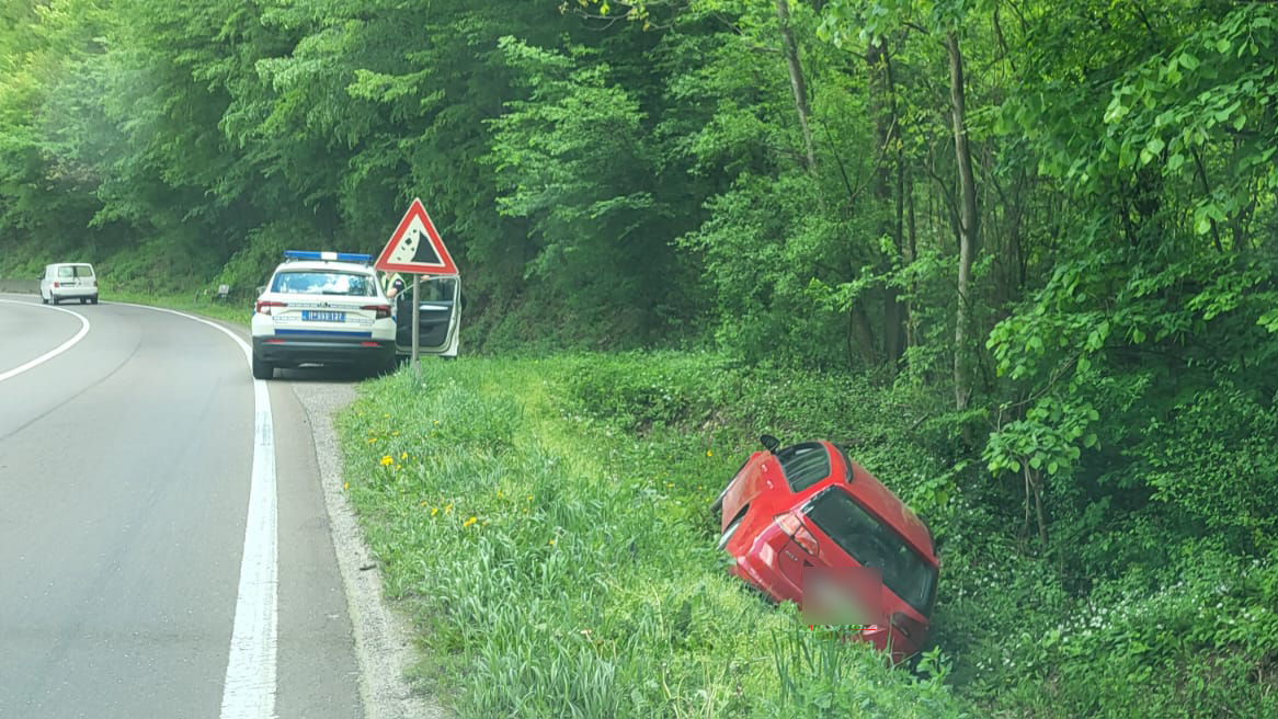  Drama na magistrali kod Čačka, vozač izgubio kontrolu nad automobilom: Sleteo u kanal dubok nekoliko metara, na svu sreću nema povredjenih lica (FOTO)