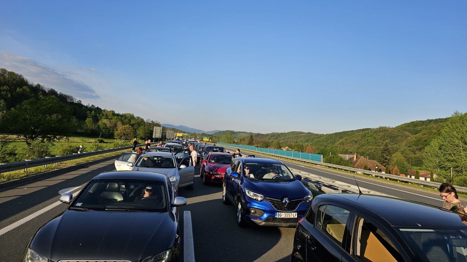 Incident u tunelu na auto-putu, izgoreo automobil: Zaustavljen saobraćaj i formirana kilometarska kolona vozila (FOTO)