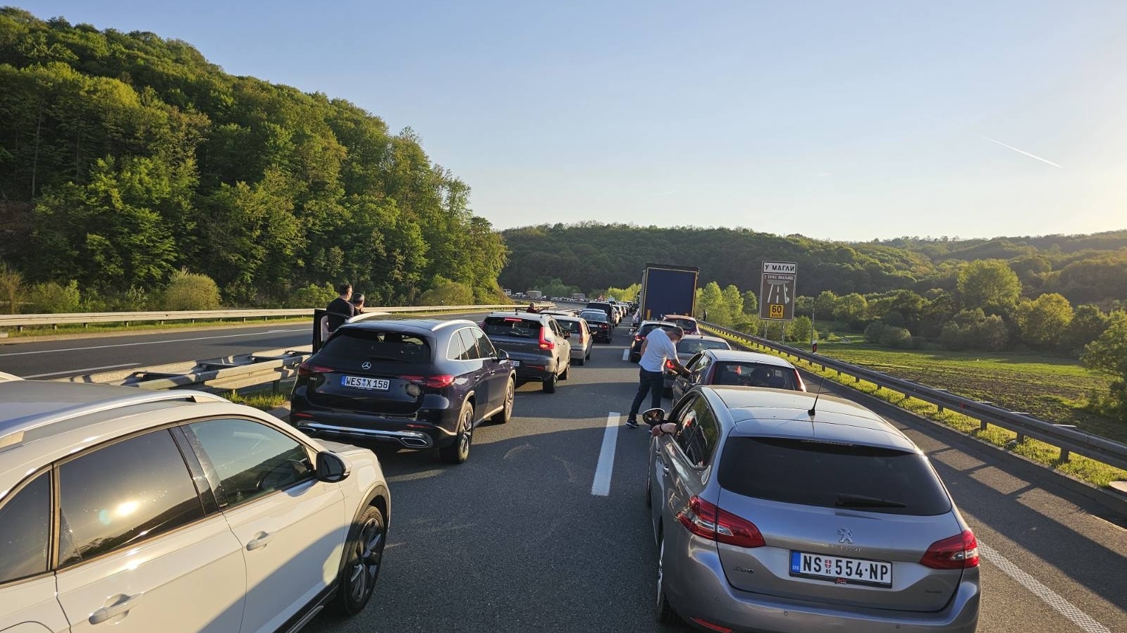 Kilometarska kolona vozila na tauto-putu Miloš Veliki / foto: RINA