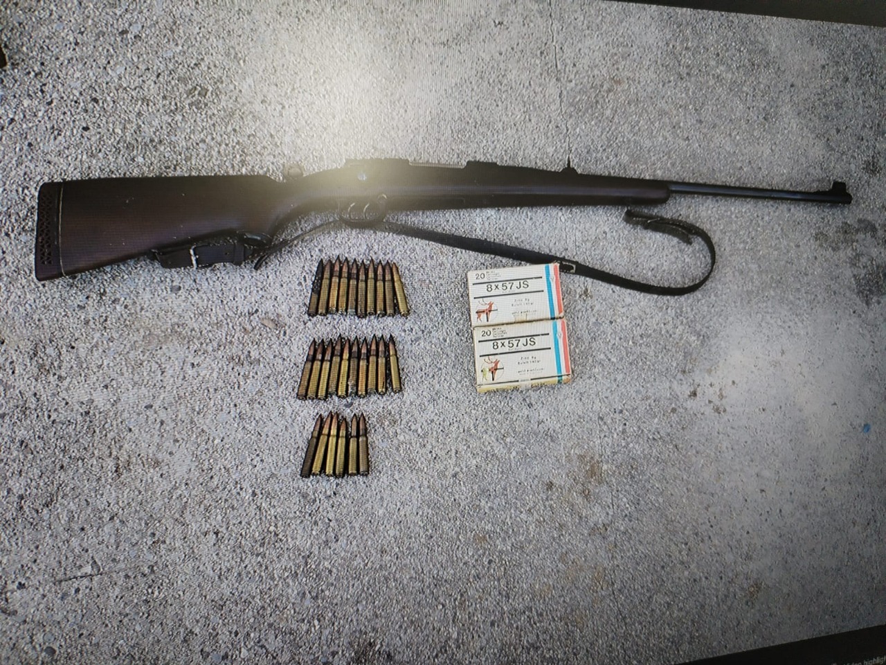 Velika akcija policije na jugu Crne Gore: Upali u stanove "operativno interesantnih" lica u više gradova, pronađeni arsenal oružja, municija i detonatori (FOTO)
