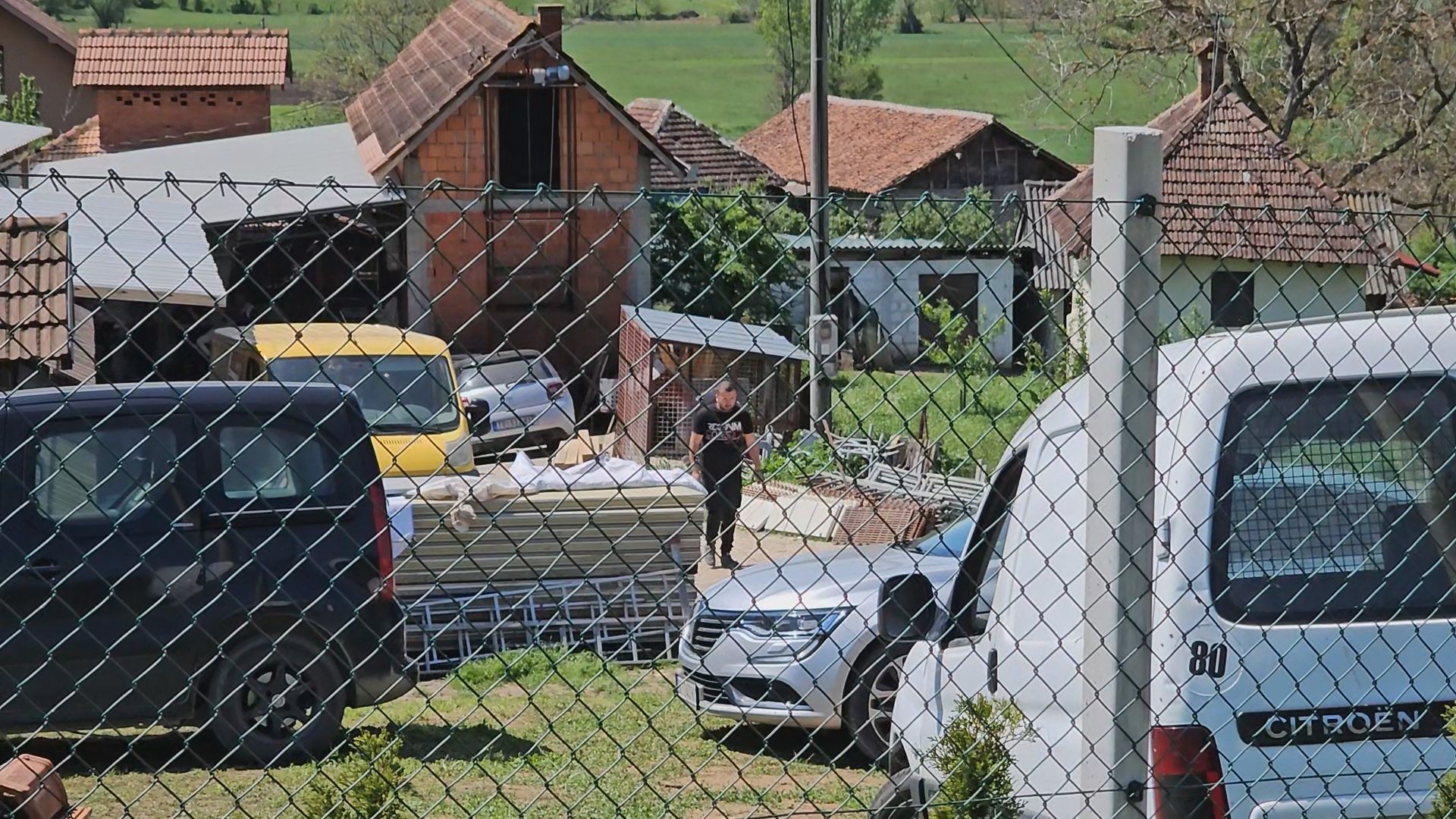 Pretužno jutro u Ljuboselu kod Topole: Ovo je domaćinstvo u kom se desila nezapamćena tragedija, baki se još uvek lekari bore za život (FOTO)(VIDEO)