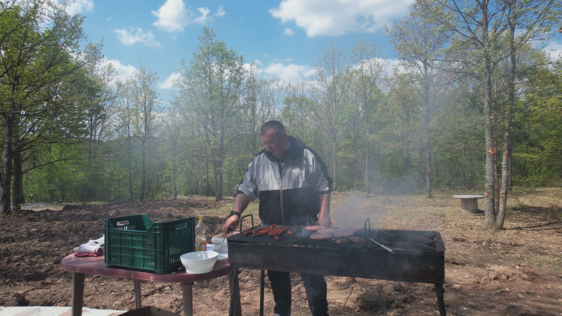 Preko 2.000 hektara borove, hrastove i bukove šume lek su i za telo i za dušu: Veselo iz roštiljanje i trubače na uranku u selu Koštunići (FOTO)(VIDEO)