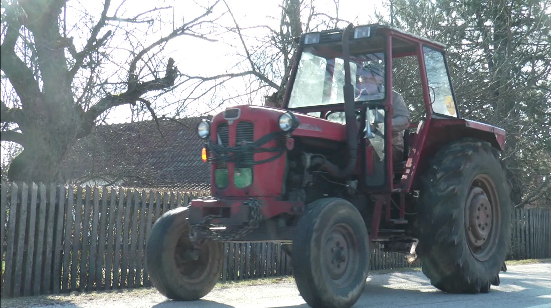Užas u Dragačevu, još jedna tragedija: Mlađi muškarac nastradao u svojoj garaži dok je kačio priključnu mašinu na traktor