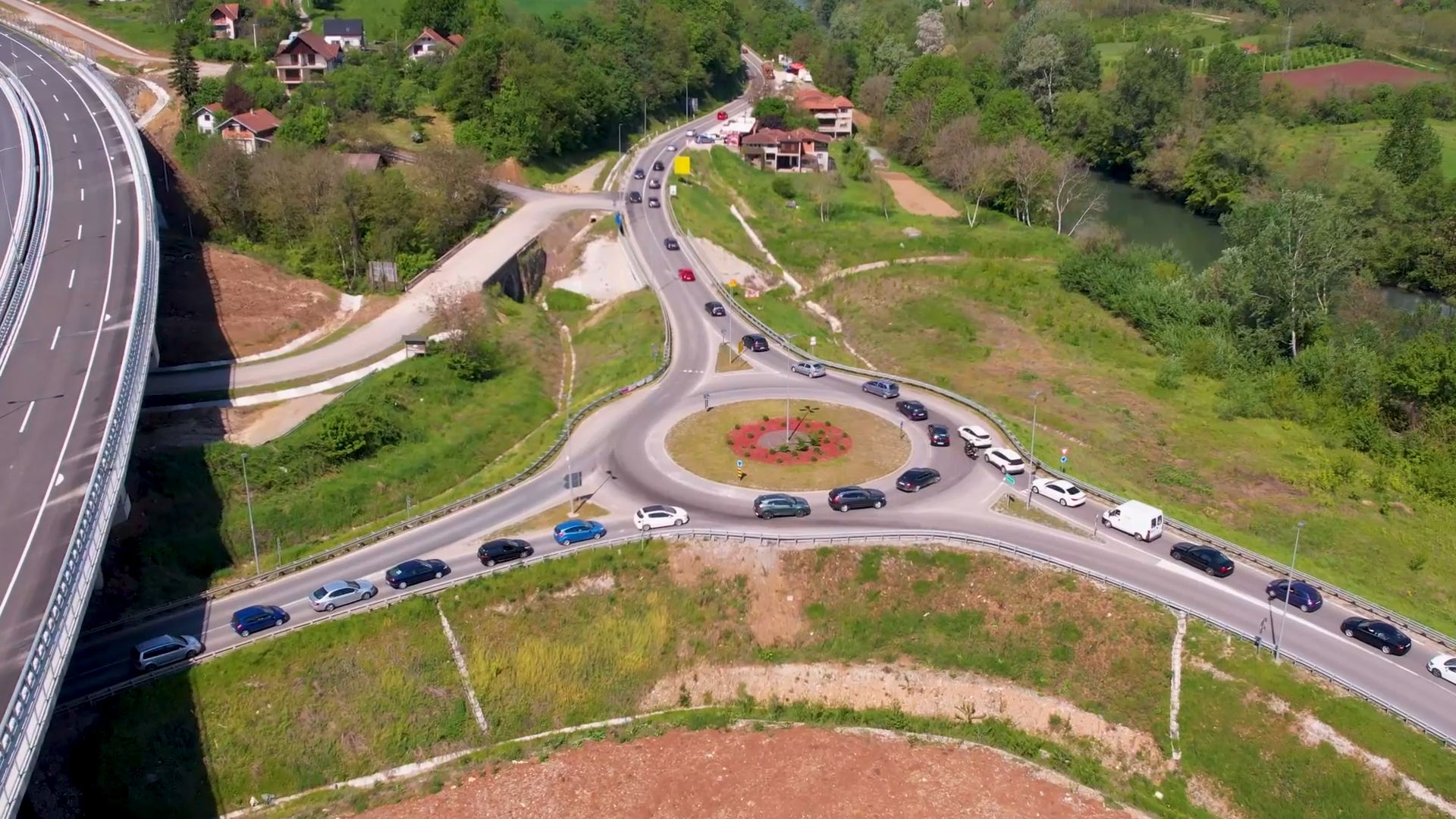 A sve nema se para, teško se živi i Zlatibor je betoniran: Kroz naplatnu stanicu u Pakovraću uoči 1. maja prošlo preko 1.000 vozila više nego prošle godine
