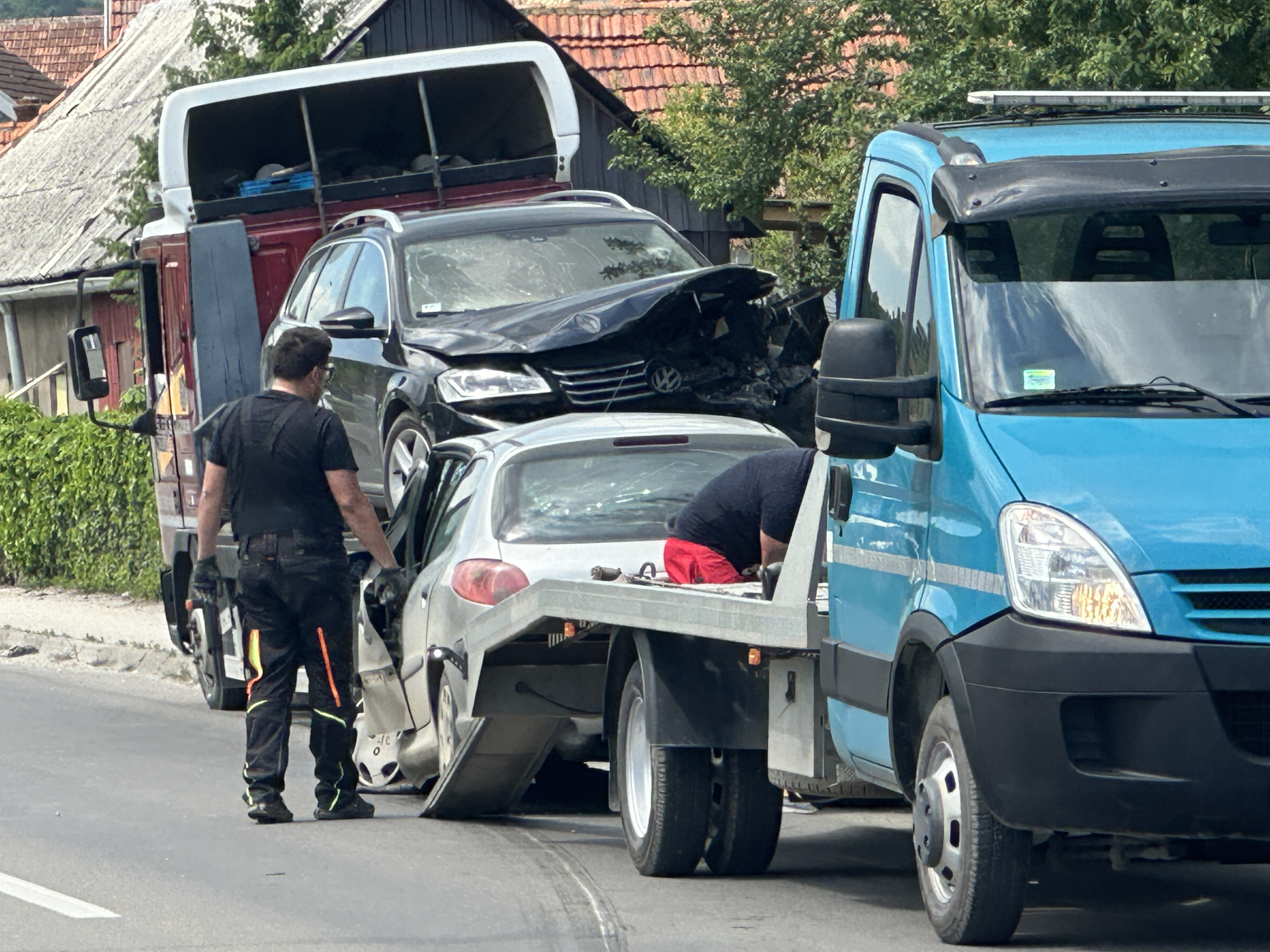 Dete i još tri osobe povređene u teškoj nezgodi u Čačku: Žestok sudar dva putnička vozila na obilaznom putu, automobili sa prednje strane smrskani (FOTO)