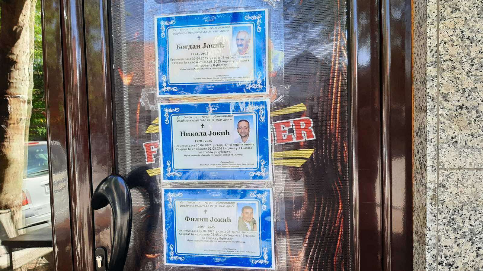 Ovo je danas najtužnija slika u Srbiji, niko ne može da zaustavi suze: Topola danas sahranjuje žrtve nezapamćene tragedije, proglašena tri dana žalosti (FOTO)