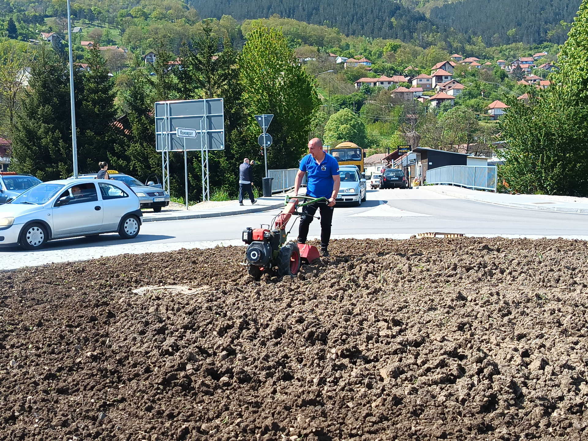 Nisu verovali šta vide, Prijepoljci ostali u čudu: Freze i uređivanja zelene površine prihvatila se osoba koju nisu očekivali, Drago ponovo oduševio sugrađane (FOTO)