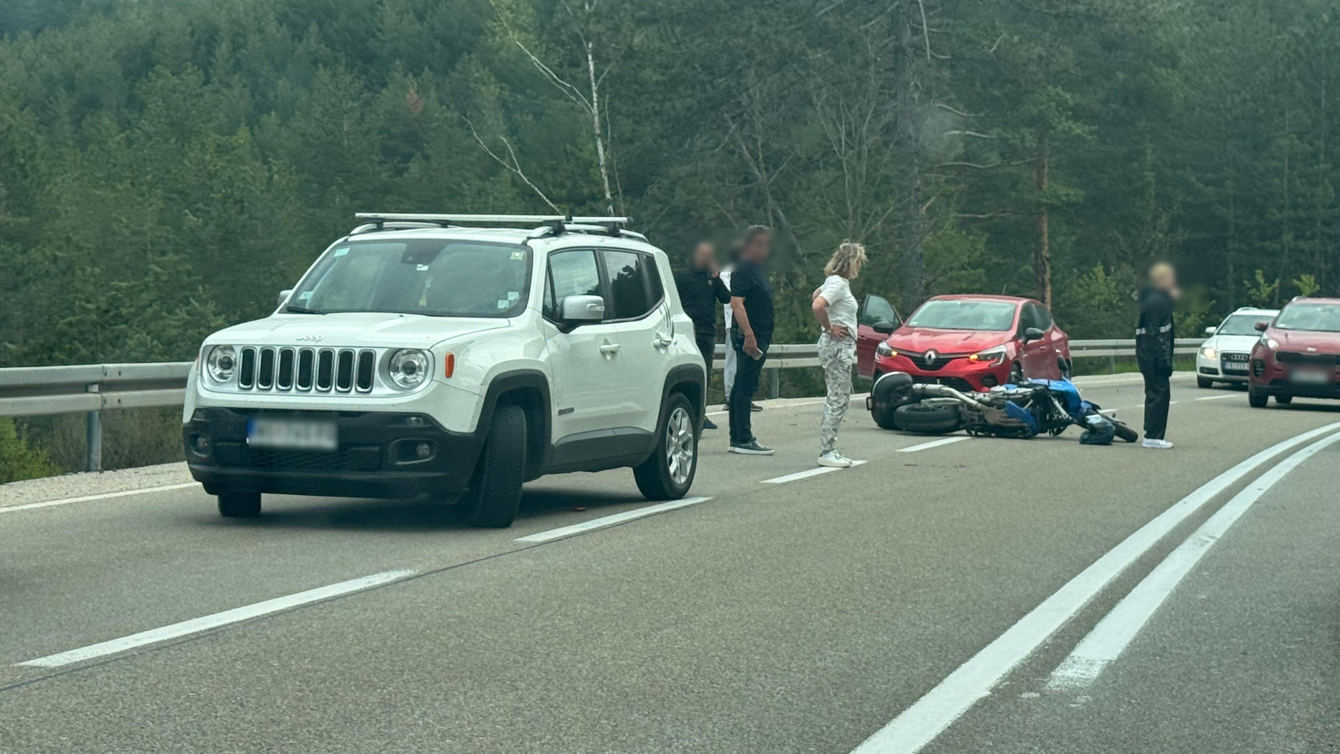 Jeziva scena na puta ka Novoj Varoš: Motociklista uleteo između dva automobila, devojka povređena u teškom udesu kod Negbine (FOTO)