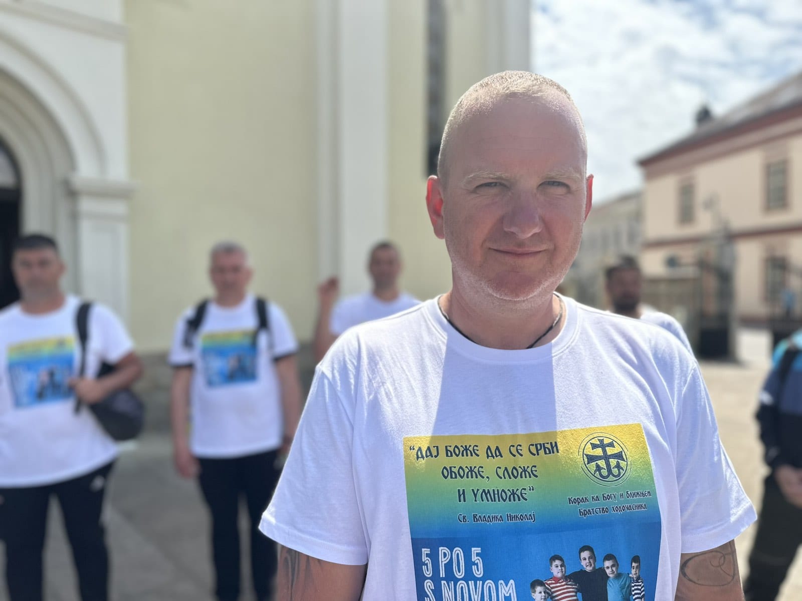 Bravo divni i dobri ljudi: Hodočasnici iz Čačka koračali su 35 kilometara za korake petorice obolelih dečaka - humanost može da pomeri granice (FOTO)