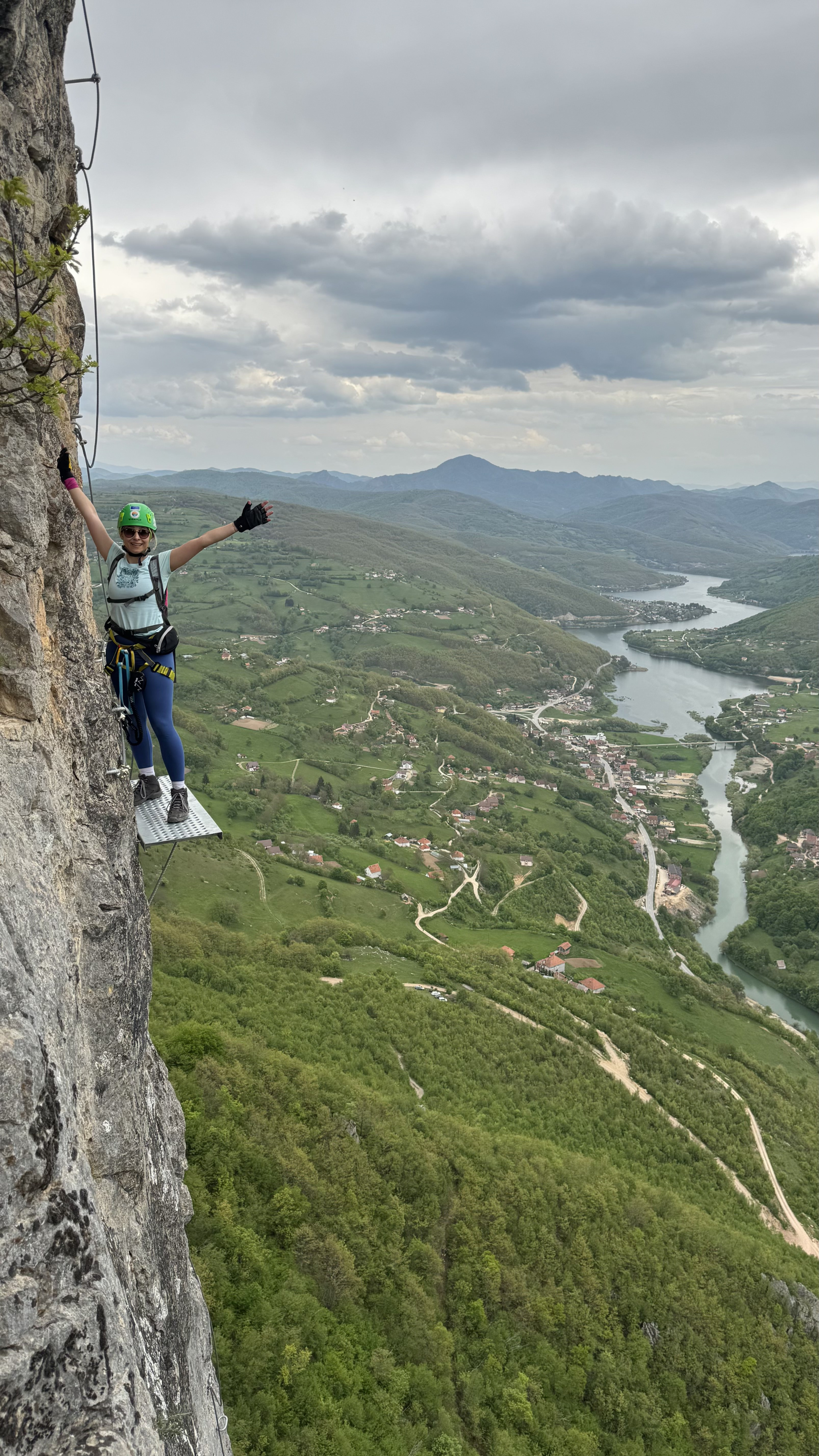 Nestvarna slika ispod oblaka - planinari na Via Ferrati na strmim stenama napravili neobičnu pauzu/ Foto: Privatna arhiva