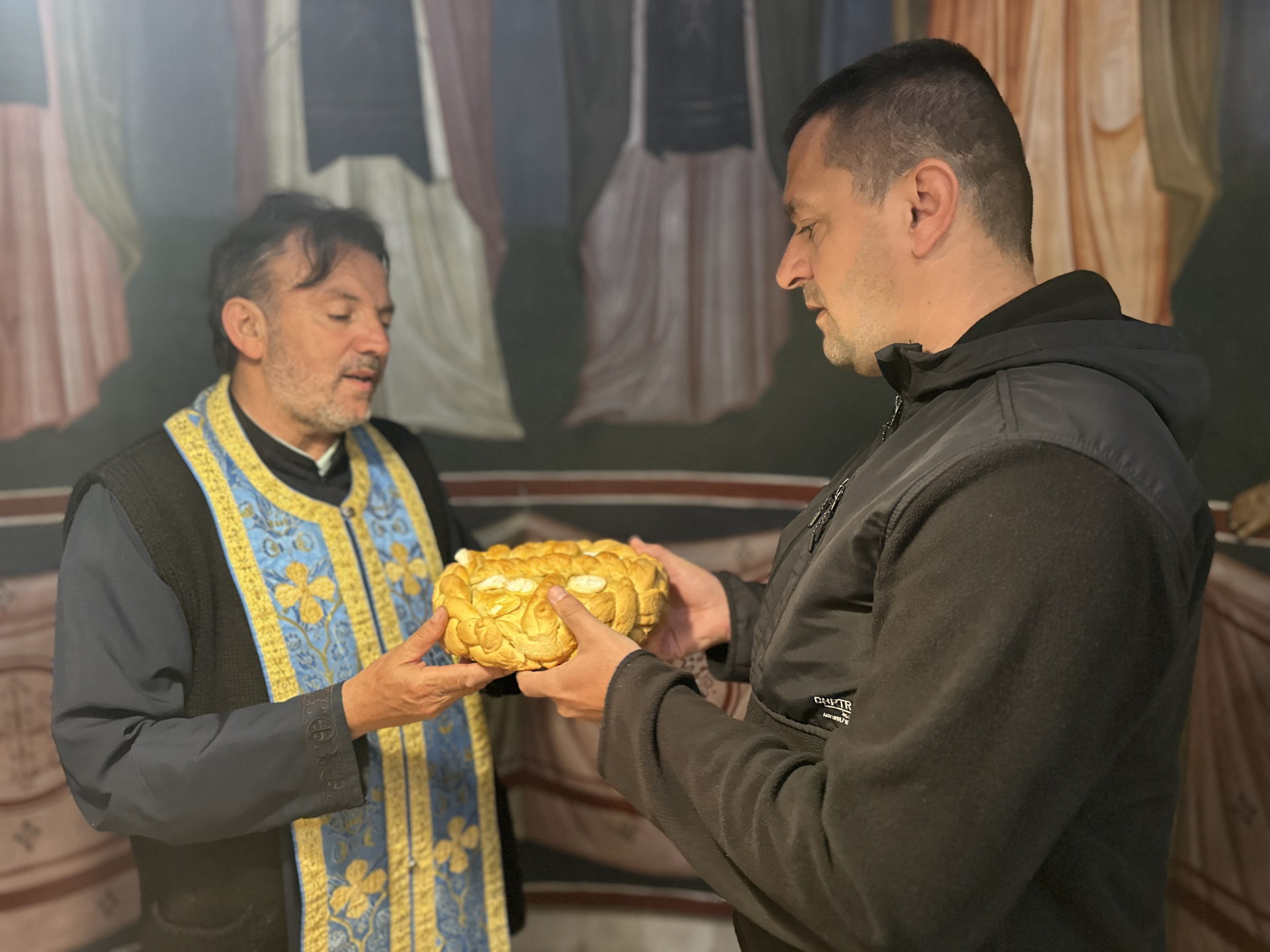 Tri brata, tri domaćina koja poštuju srpsku tradiciju i običaje: Prelepa slika na Đurđevdan ispred crkve na Ljubić brdu, Nikolići na slavu dobili i najlepši dar - devojčicu Đurđinu (FOTO)