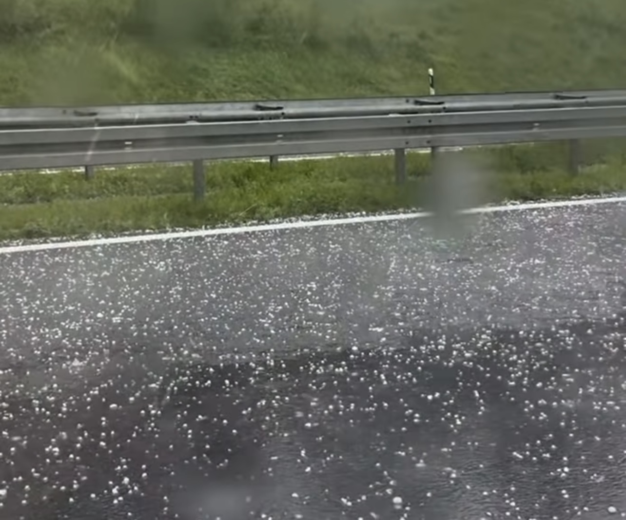 Morali smo da se zaustavimo od siline nevremena: Haos na auto-putu kod Ljiga - jak grad zaustavio saobraćaj (VIDEO)
