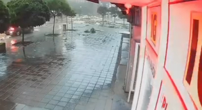 Tragedija izbegnuta za dlaku: Krov se srušio na kolovoz, vozač na vreme ukočio na ulici nije bilo pešaka ali - scena je jeziva (FOTO)(VIDEO)