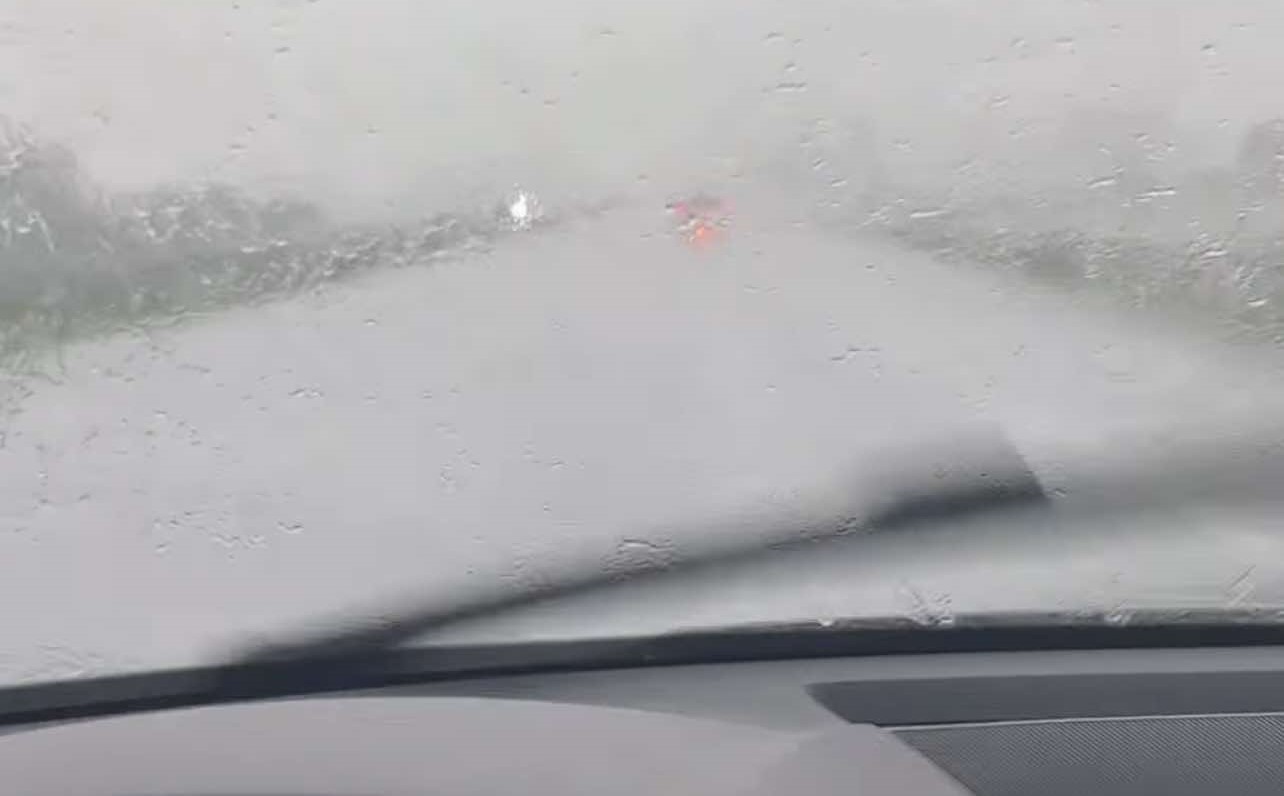 Ne vidi se prst pred okom, brisači ne pomažu: Jako nevreme na auto-putu Miloš Veliki, kolaps u saobraćaju nastao kod Ljiga (VIDEO)