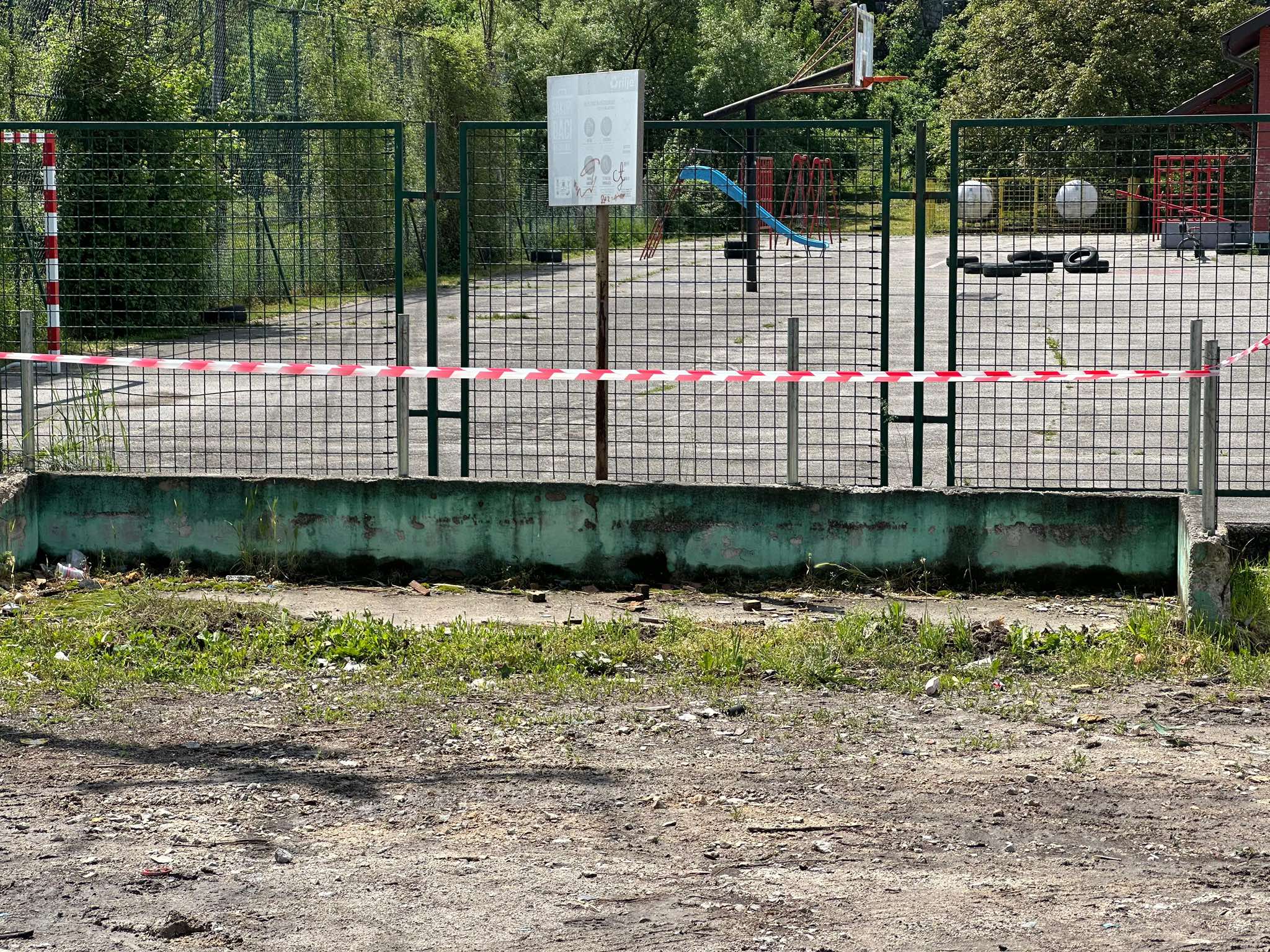 Dođu i istovare pun kamion smeća ispred vrtića - sramota u Arilju: Komunalni radnici svaki čas čiste deponiju koja nastaje preko noći, svakog vikenda - ista priča (FOTO)