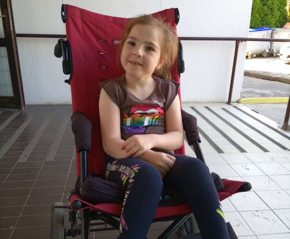 Emilija je malena heriona koja se bori za zdravlje / foto: Privatna arhiva