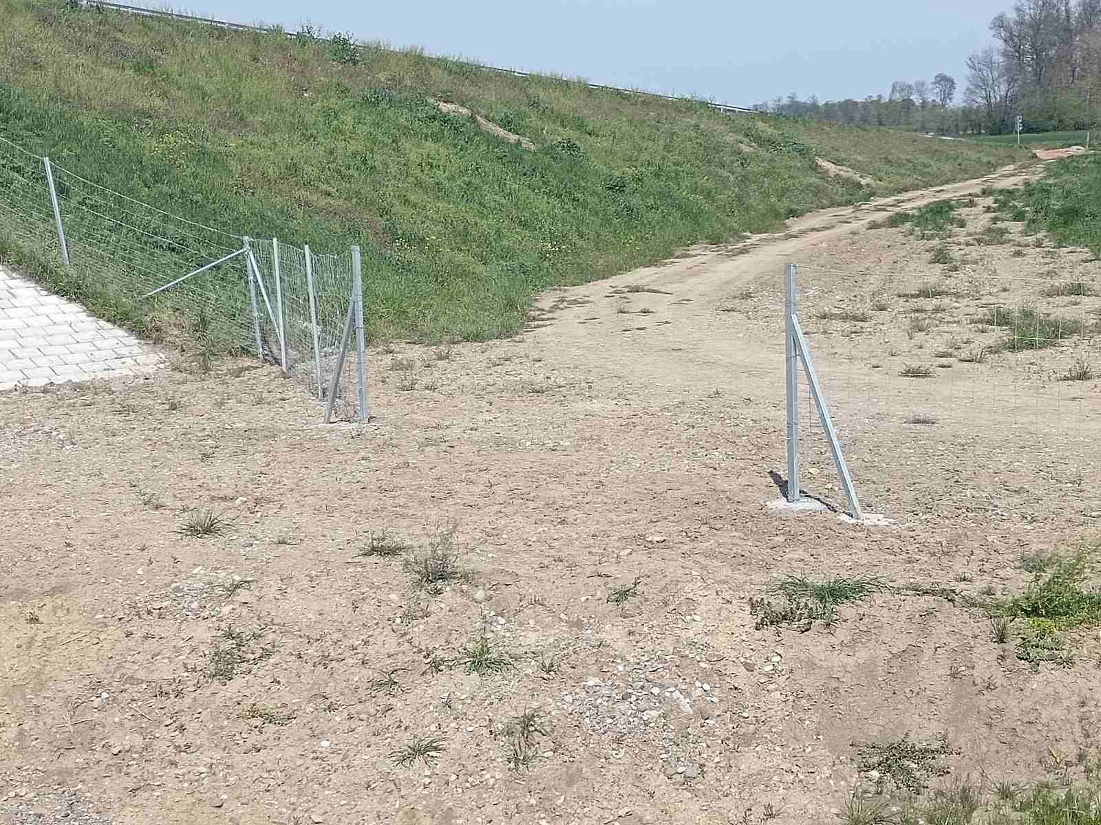 Lopovi odneli kapije, limove i ograde – životinje ulaze na kolovoz, vozači u životnoj opasnosti: Ovo je važan apel nadležnih zbog vandalizma na autoputu/ Foto: RINA